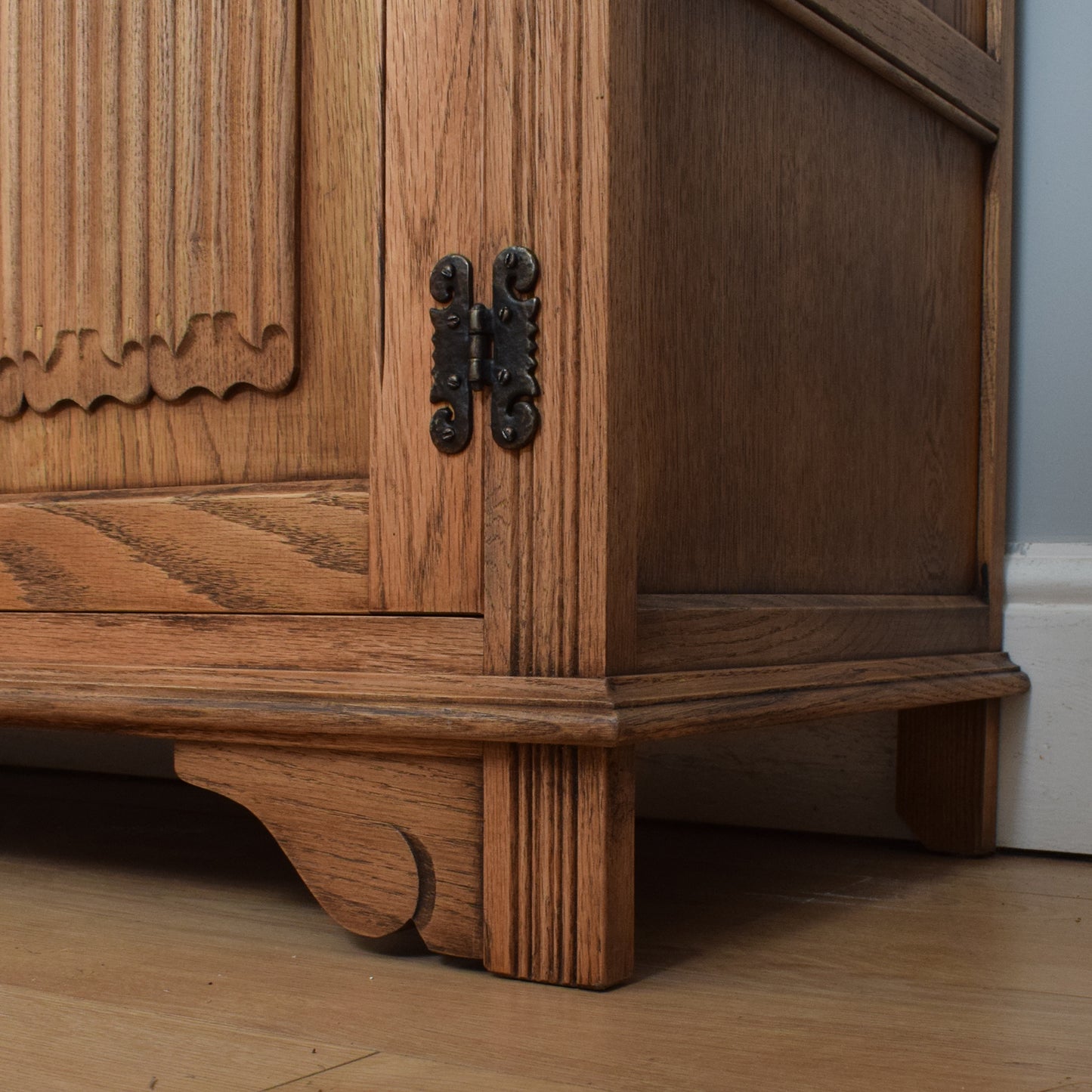 Vintage Old Charm Dresser