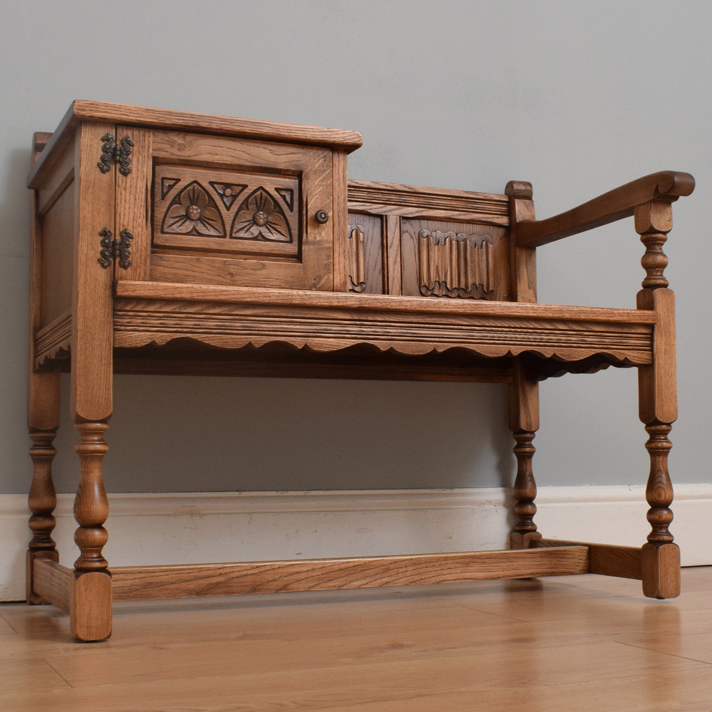 Old Charm Telephone Table