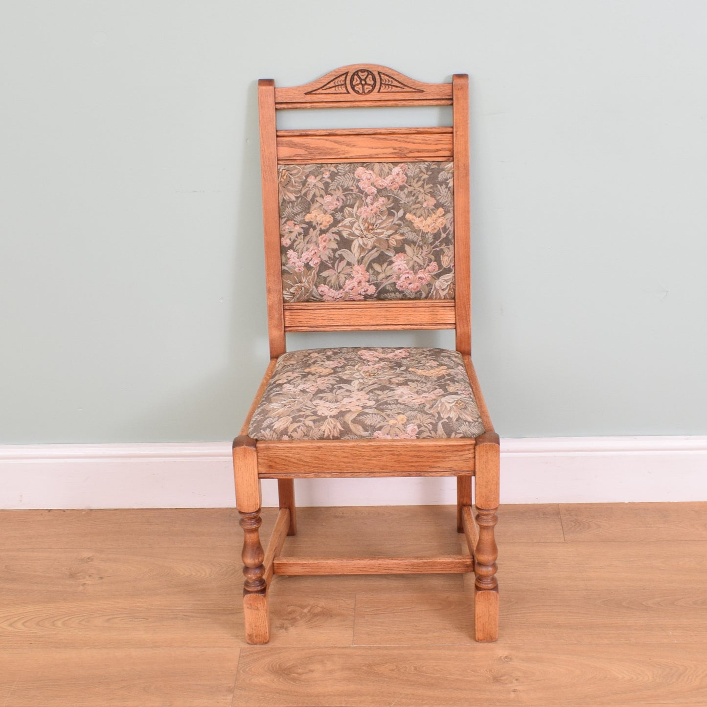 Old Charm Table and Chairs