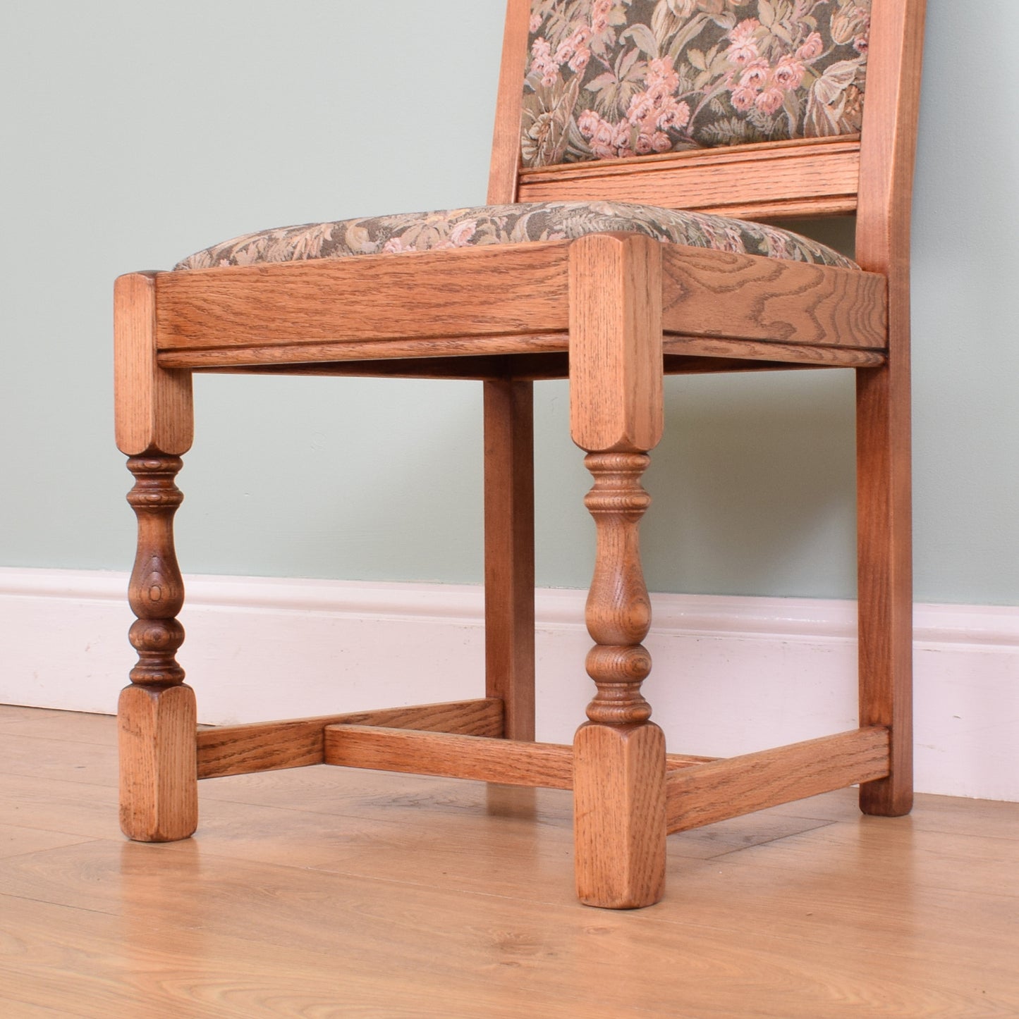 Old Charm Table and Chairs