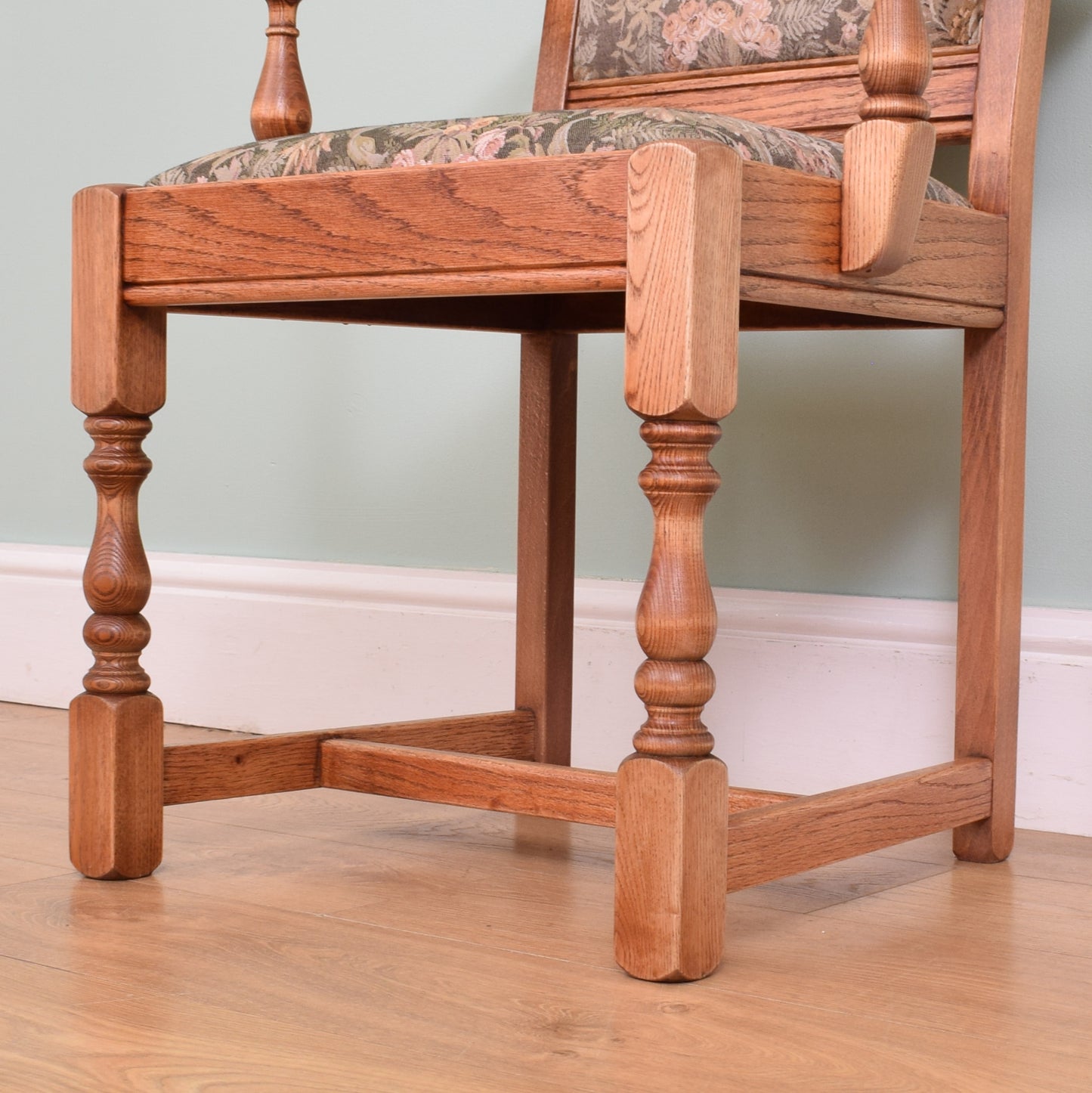 Old Charm Table and Chairs
