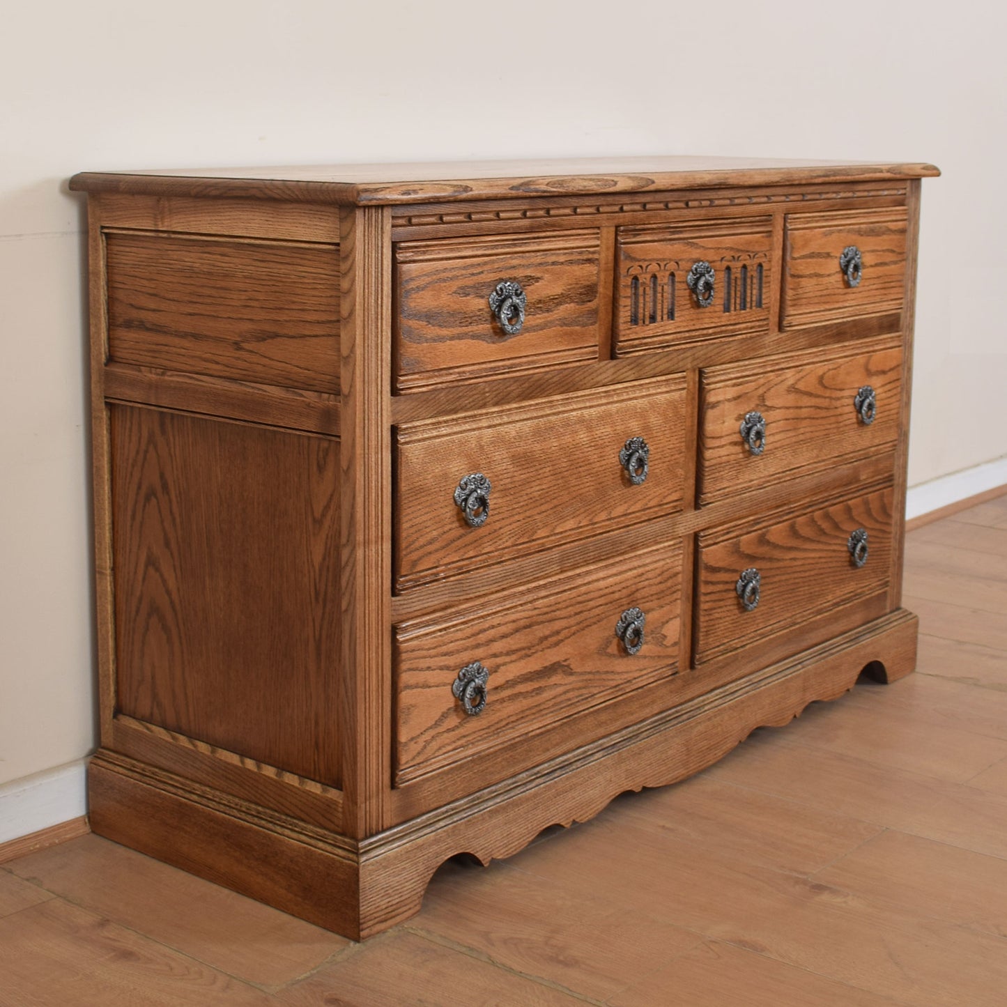 Old Charm Chest of Drawers