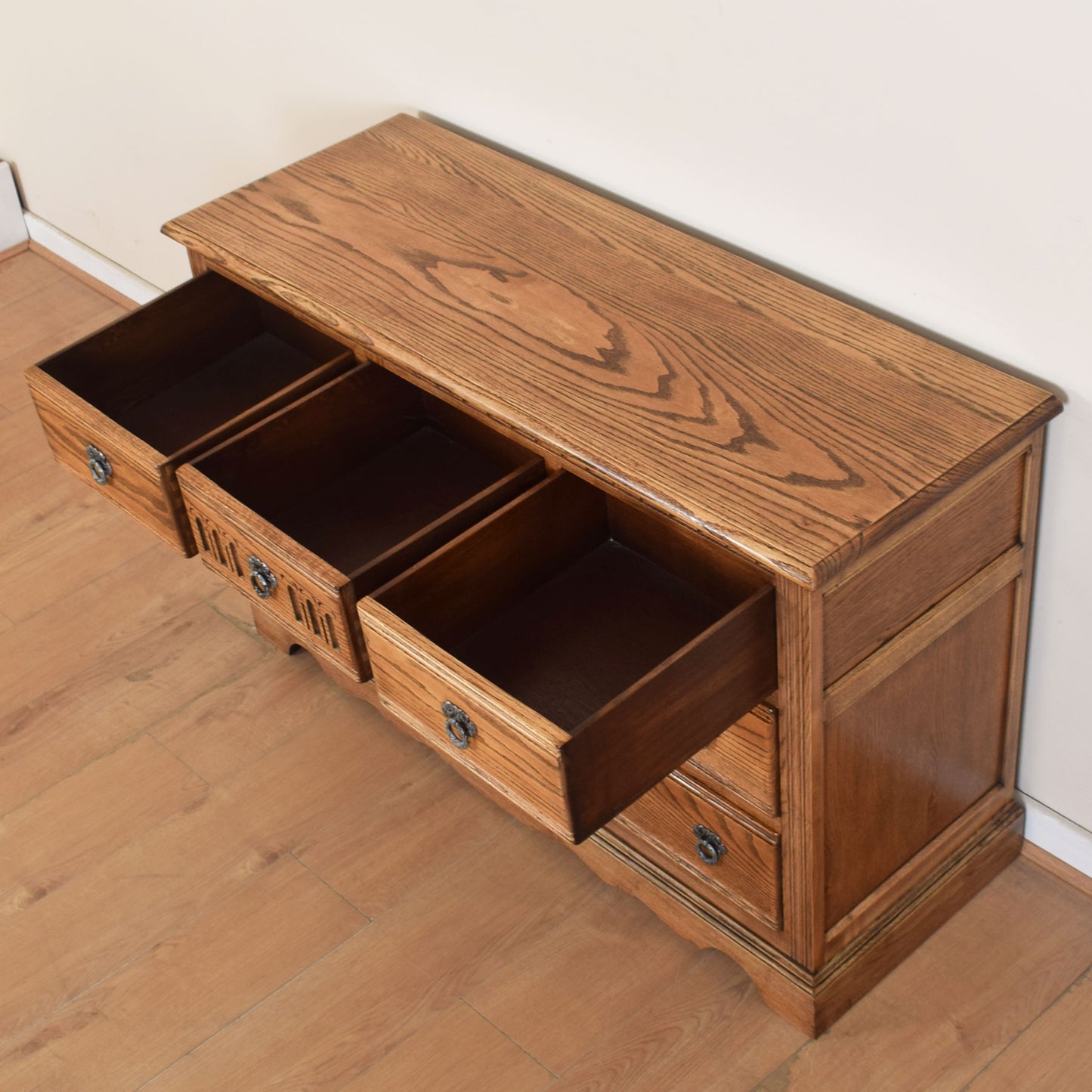 Old Charm Chest of Drawers