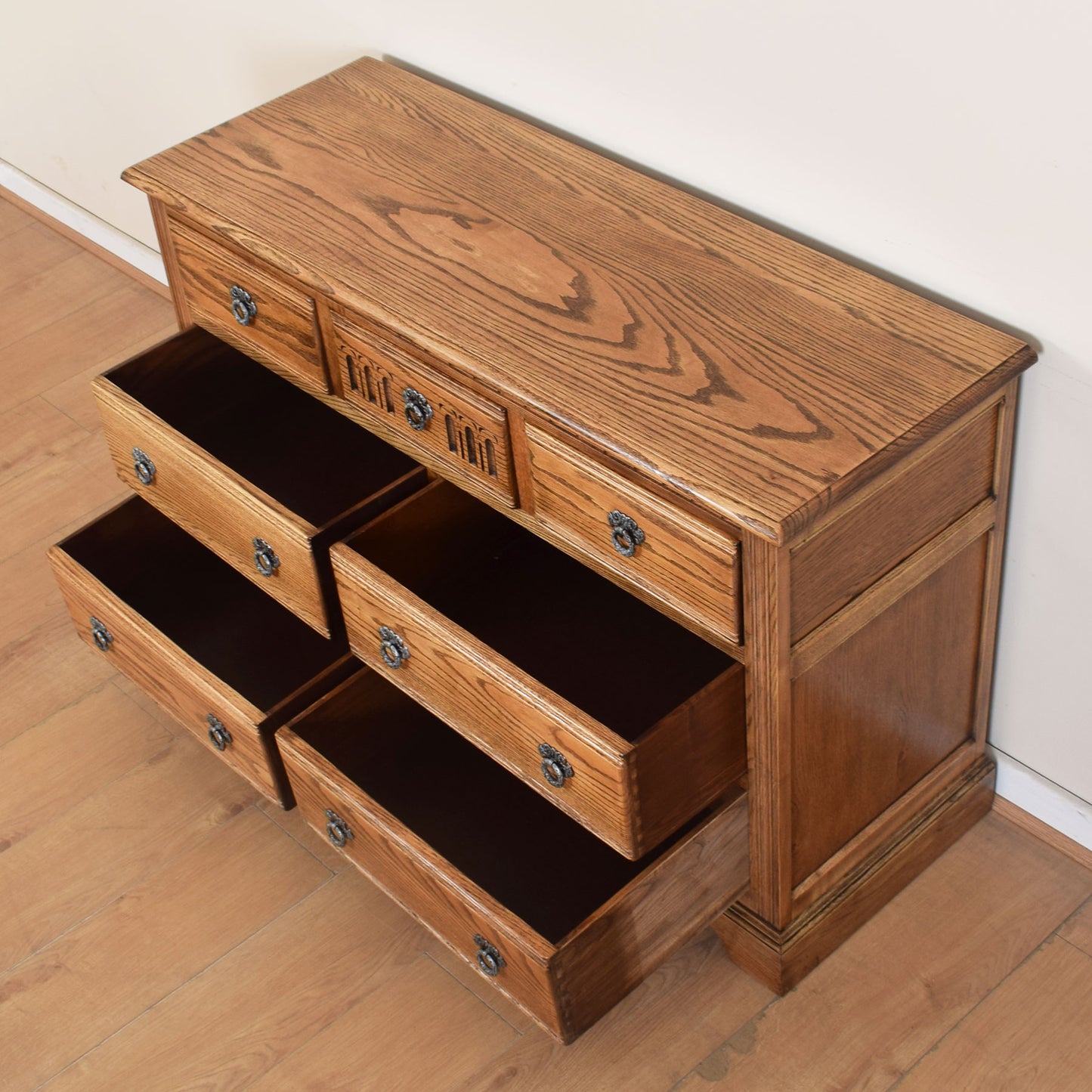 Old Charm Chest of Drawers