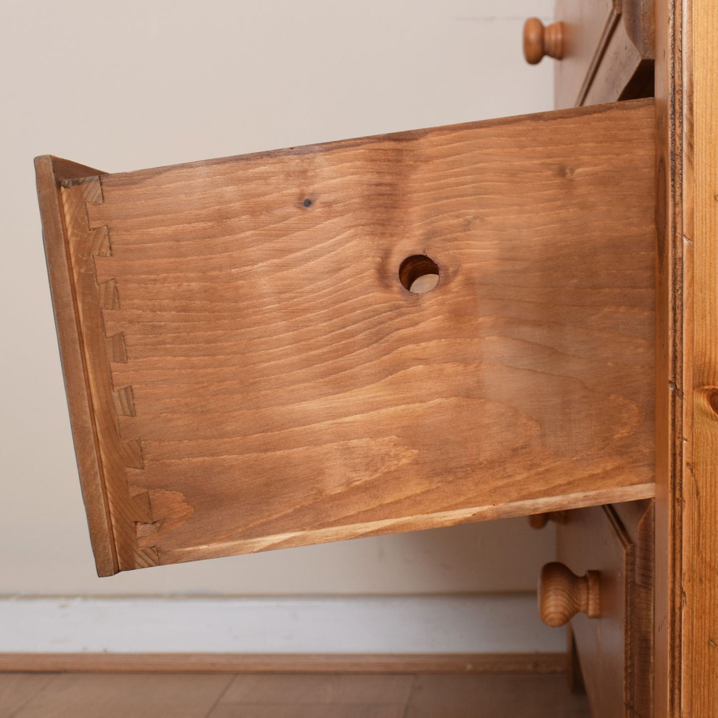 Pine Chest of Drawers.