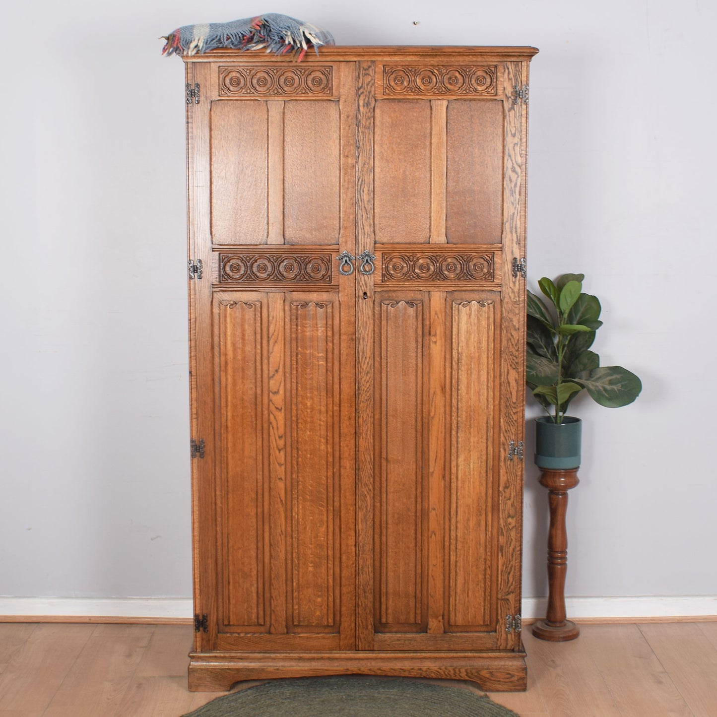 Oak Linenfold Gents Wardrobe