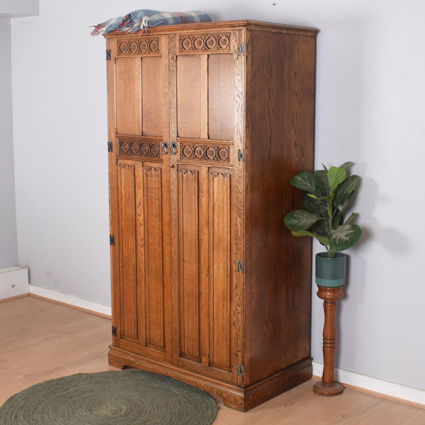 Oak Linenfold Gents Wardrobe