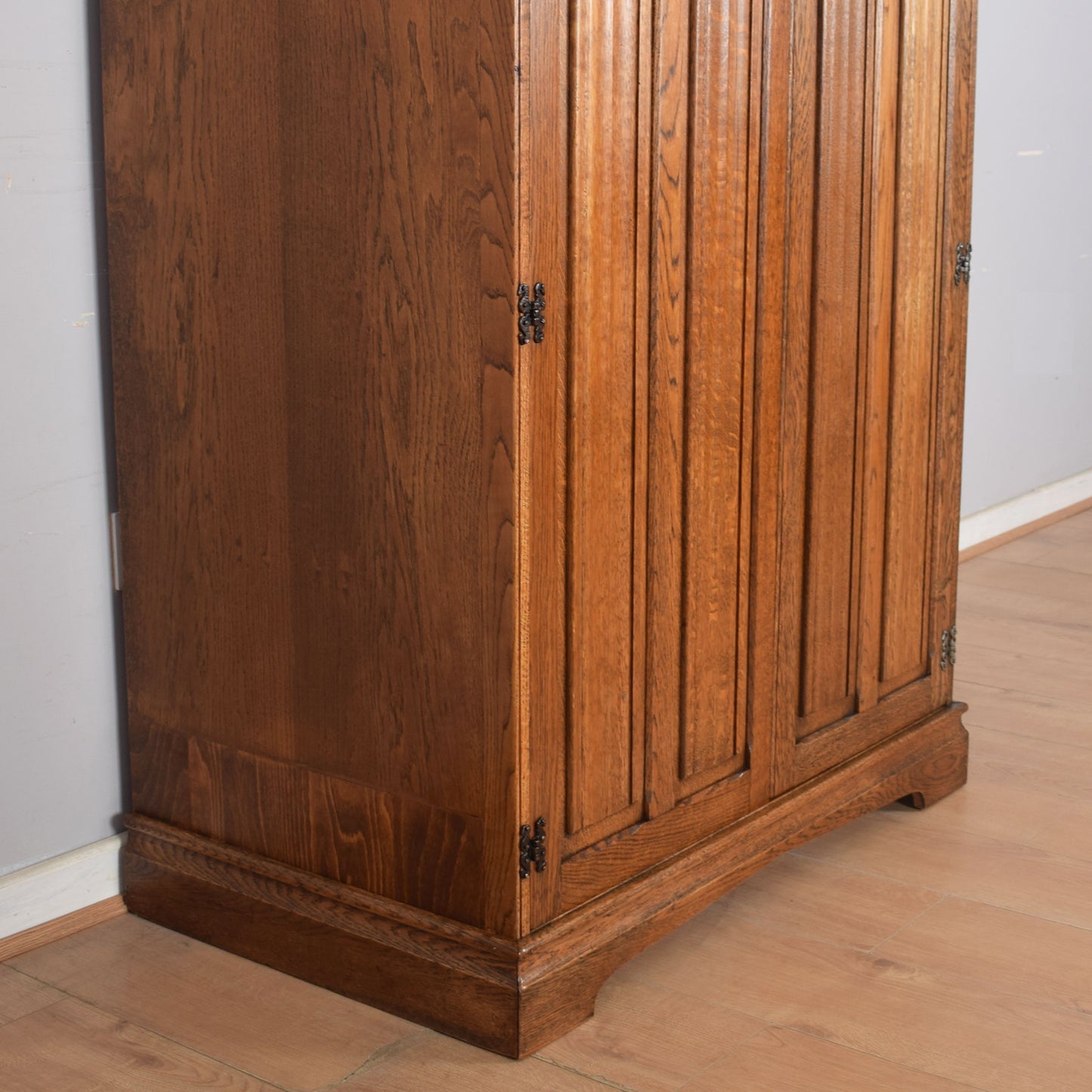 Oak Linenfold Gents Wardrobe