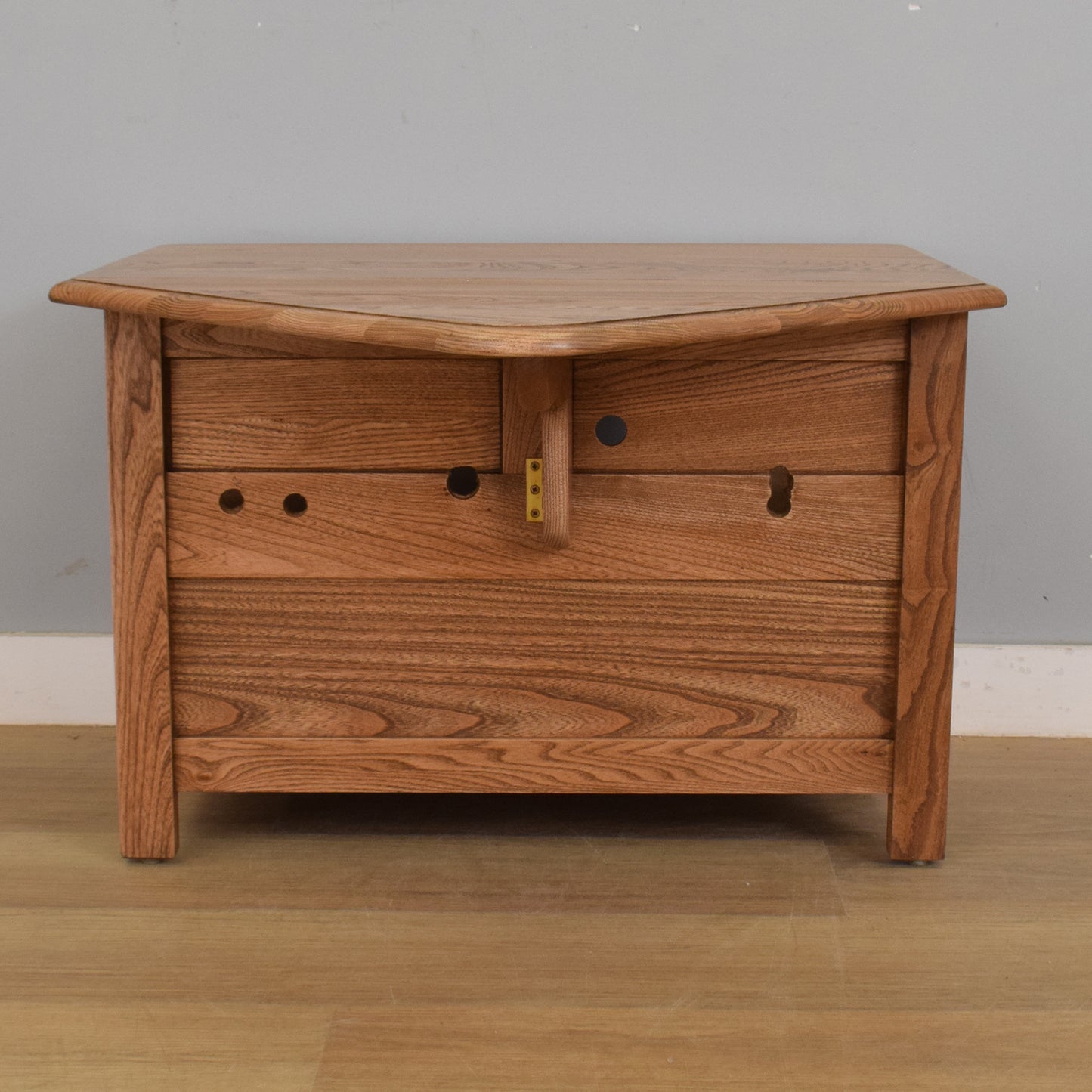 Ercol 'Warwick' Corner TV Unit