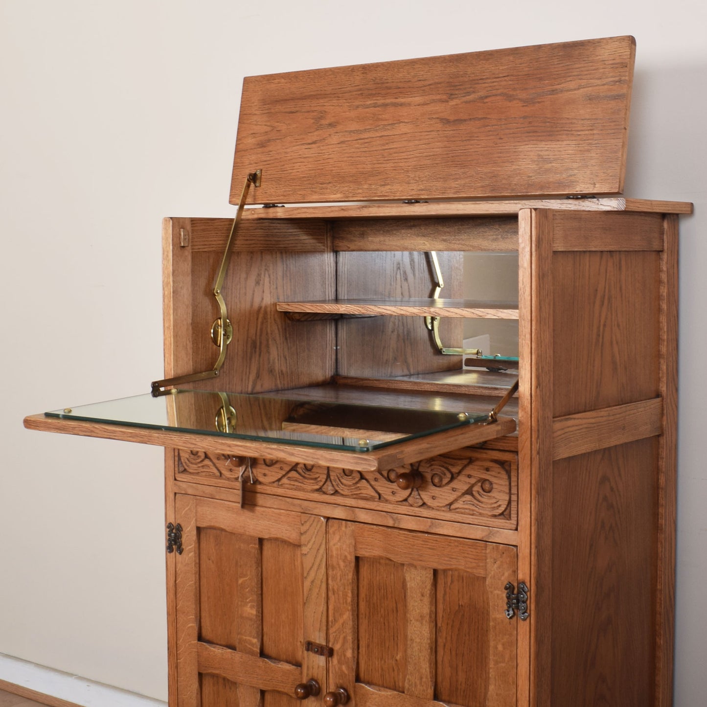Bevan Funnel Oak Drinks Cabinet