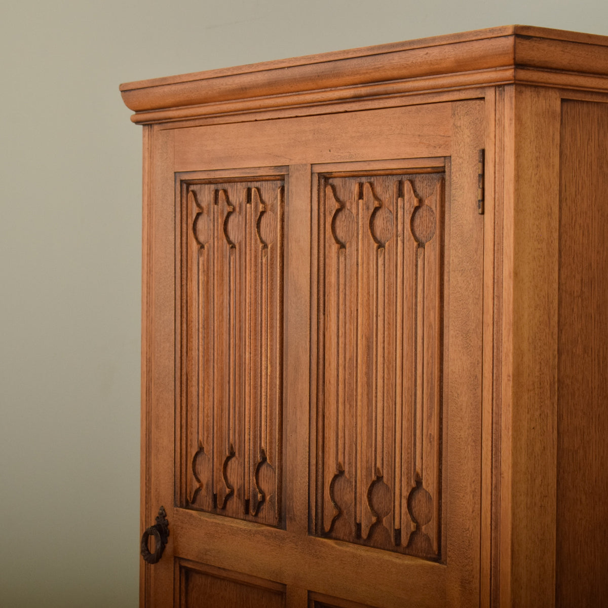 Small Linenfold Hallrobe
