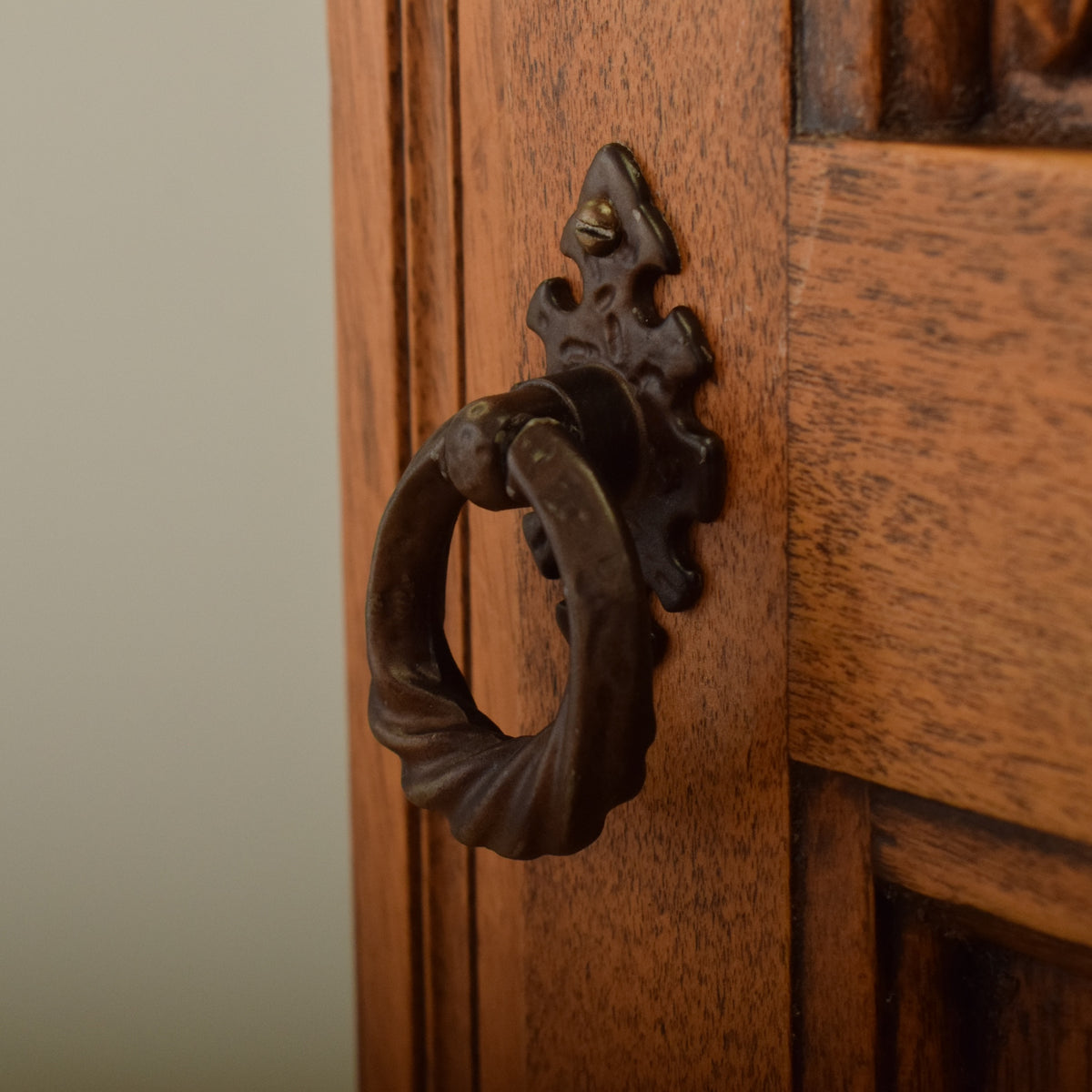 Small Linenfold Hallrobe