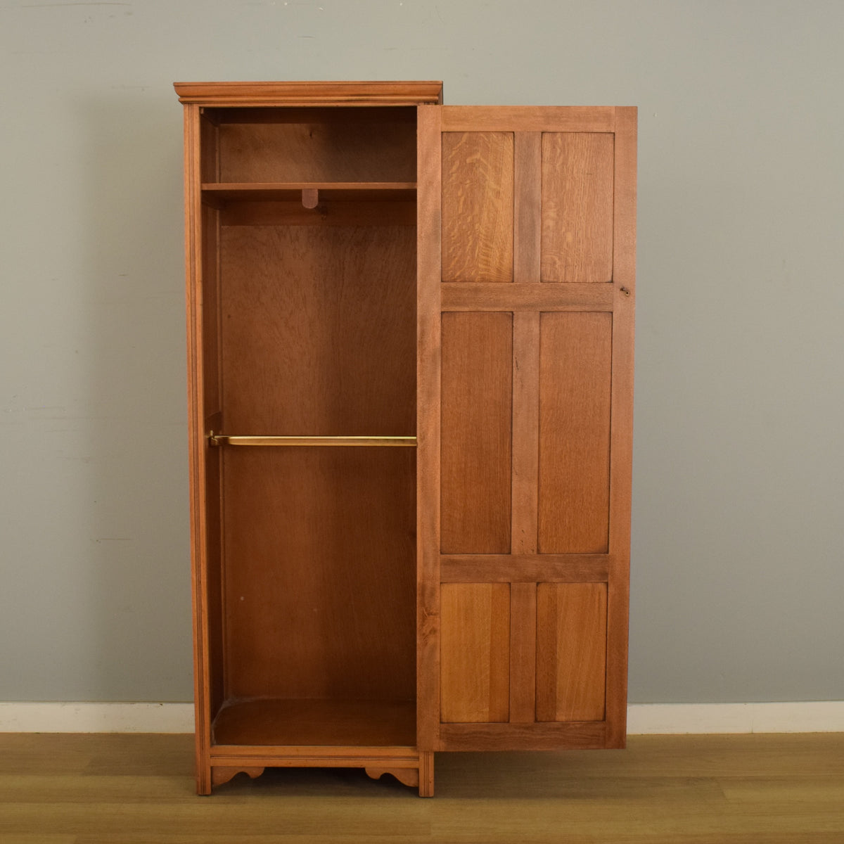 Small Linenfold Hallrobe