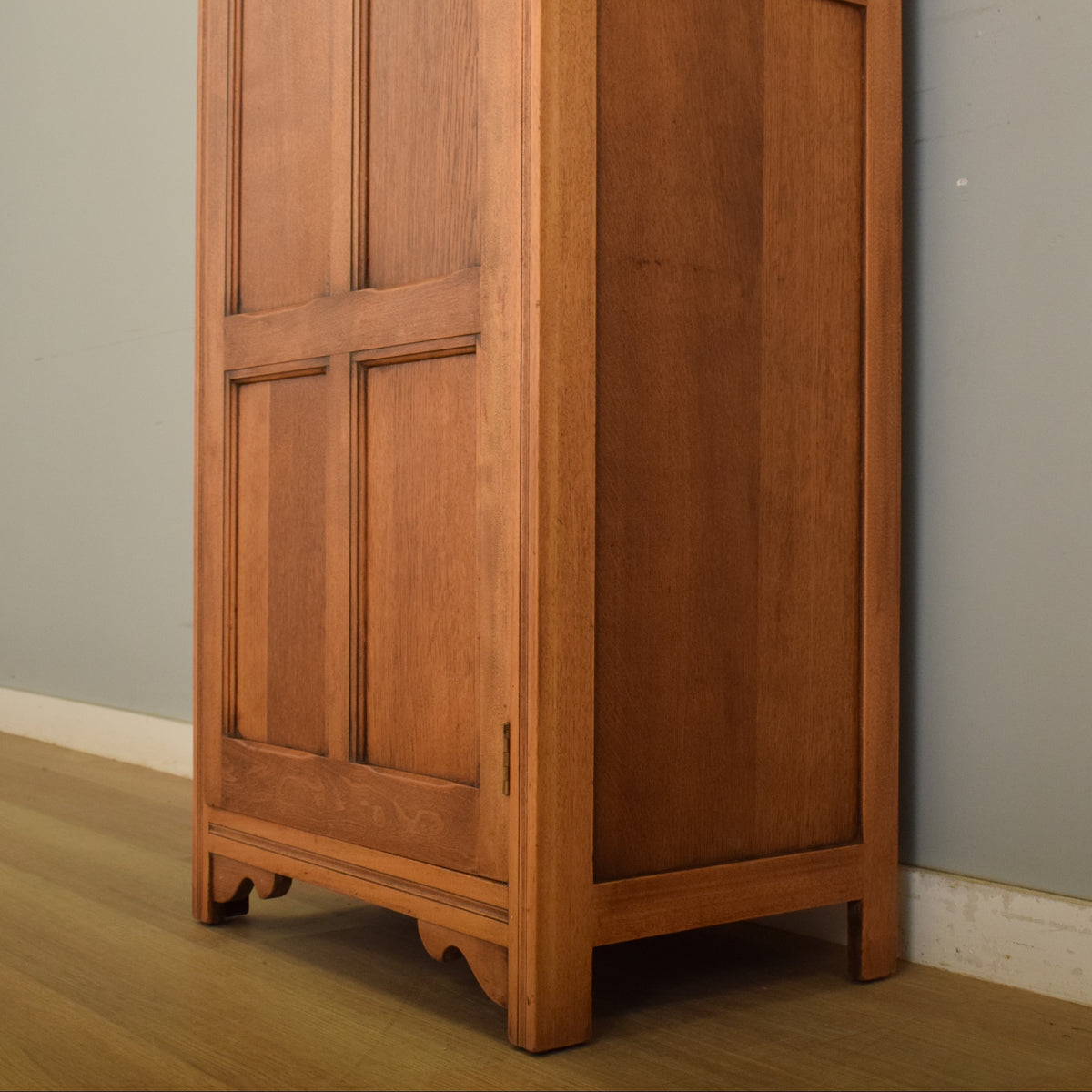 Small Linenfold Hallrobe