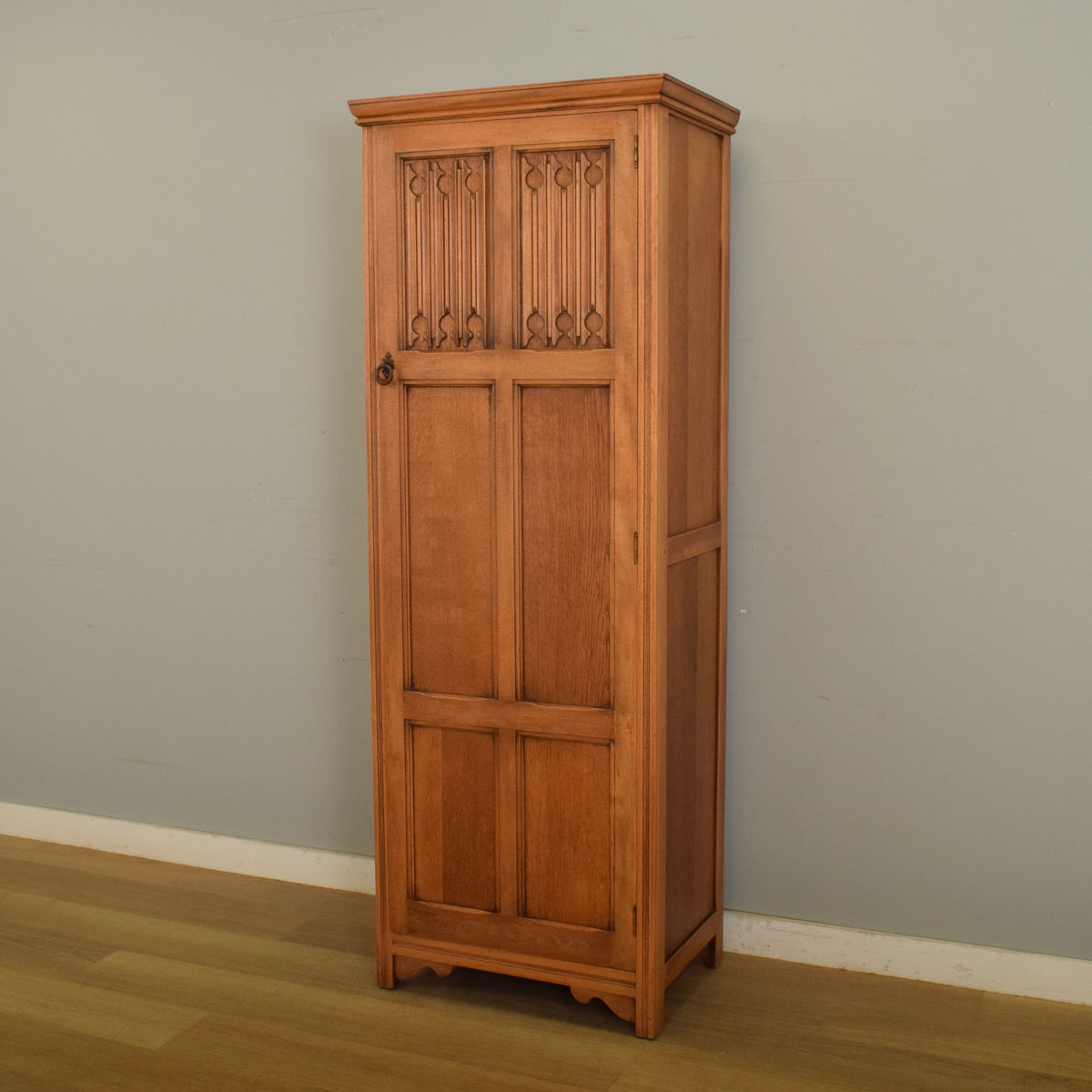 Small Linenfold Hallrobe