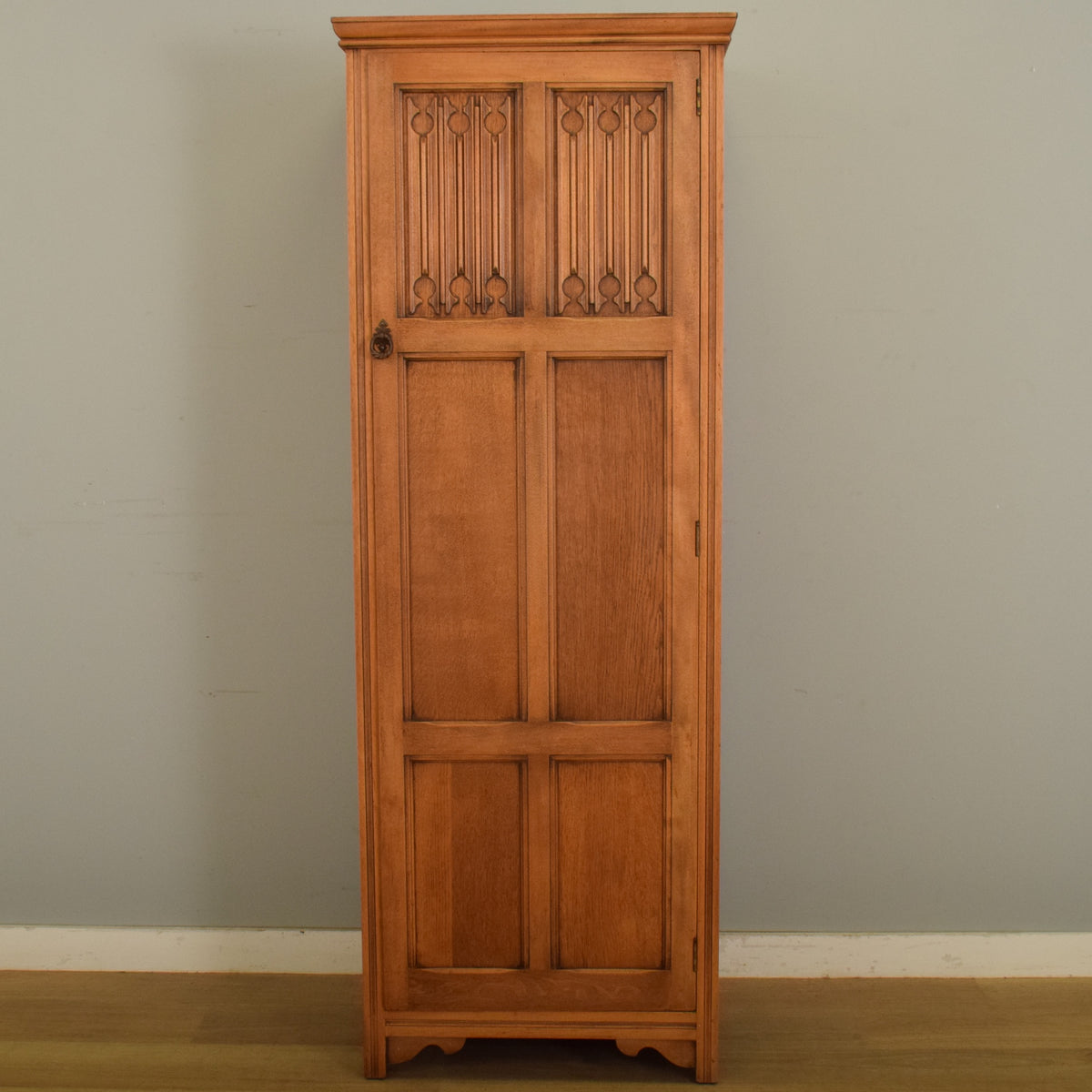 Small Linenfold Hallrobe