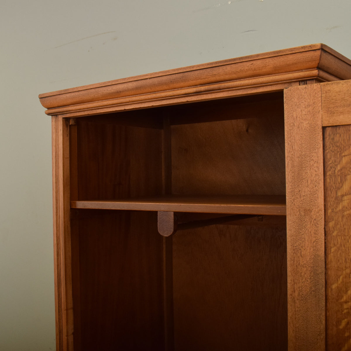Small Linenfold Hallrobe