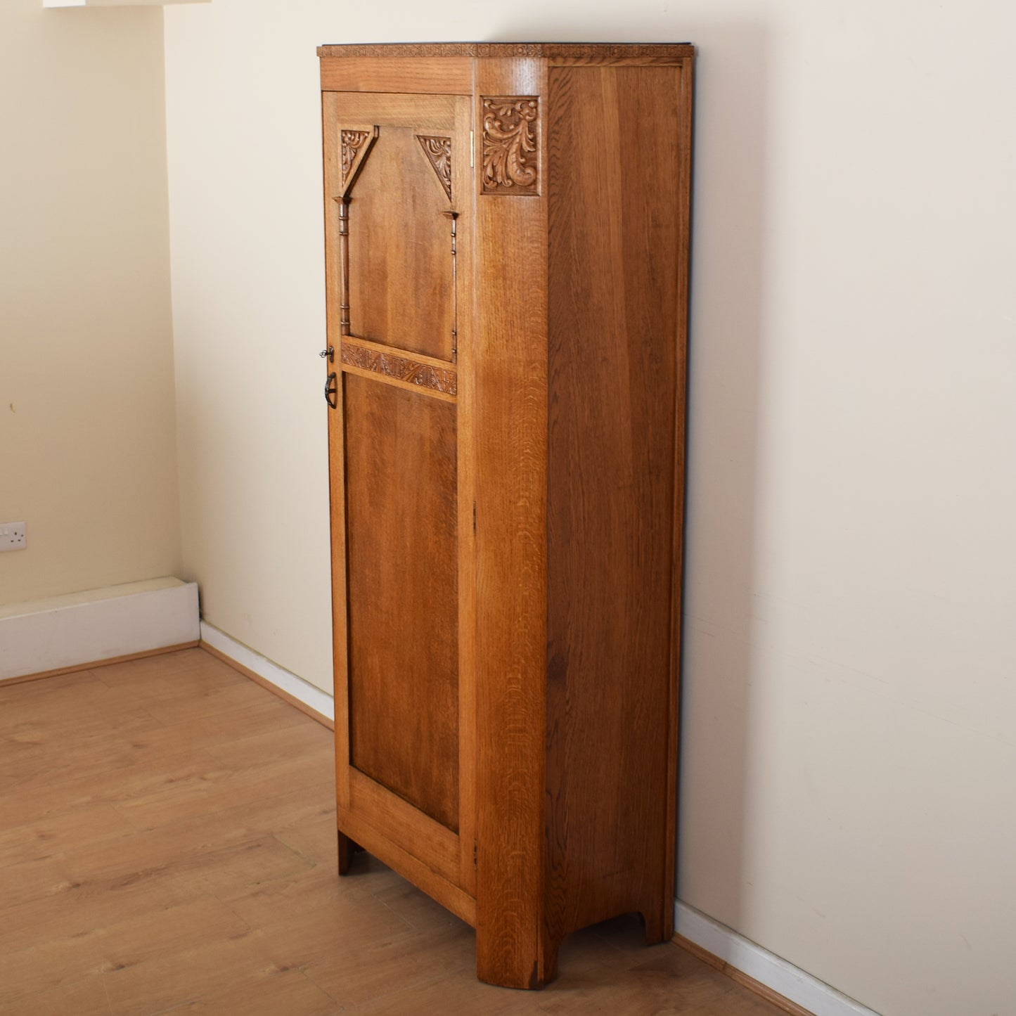 Oak Carved Hallrobe