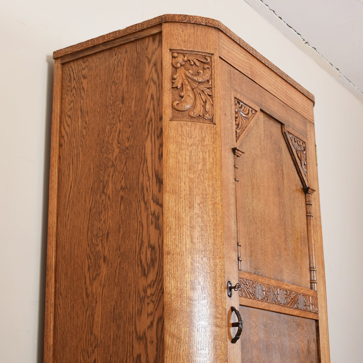 Oak Carved Hallrobe