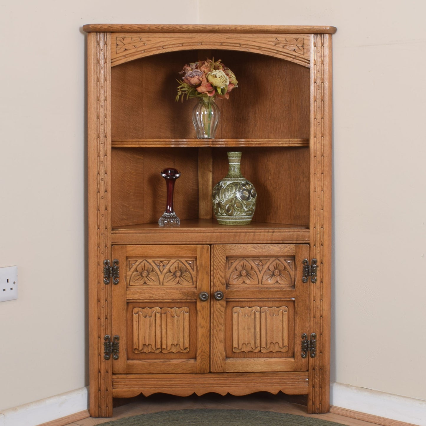 Small Old Charm Corner Unit