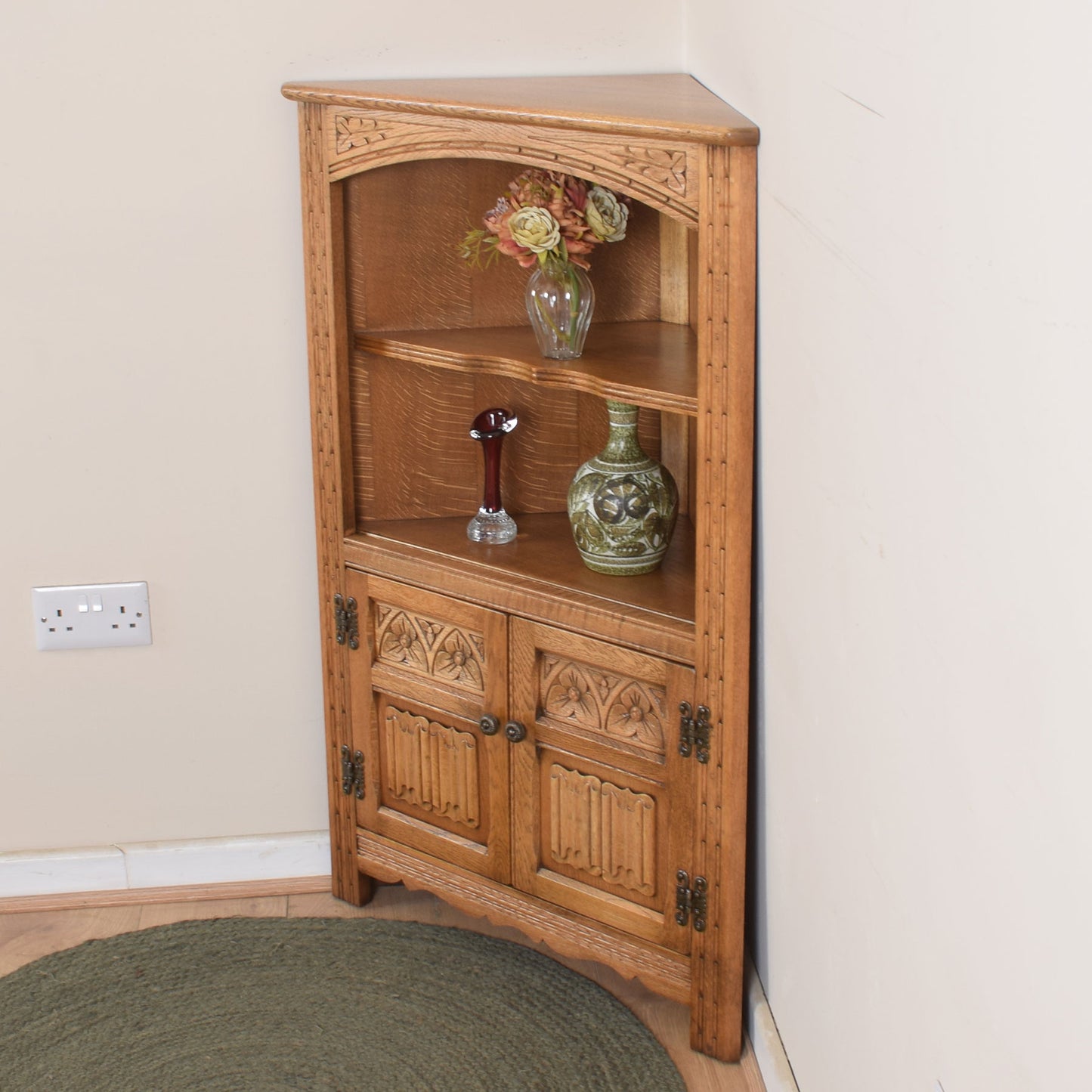 Small Old Charm Corner Unit