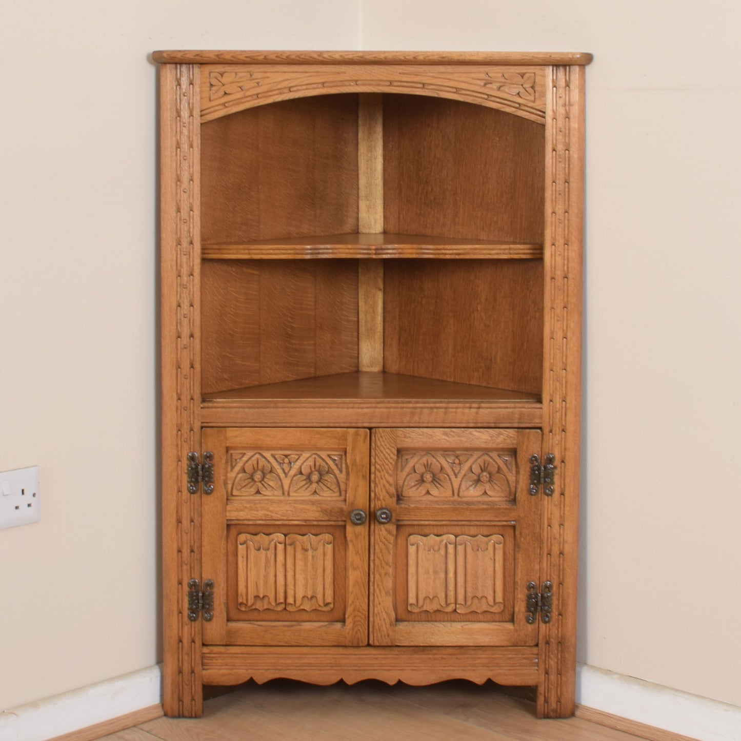 Small Old Charm Corner Unit