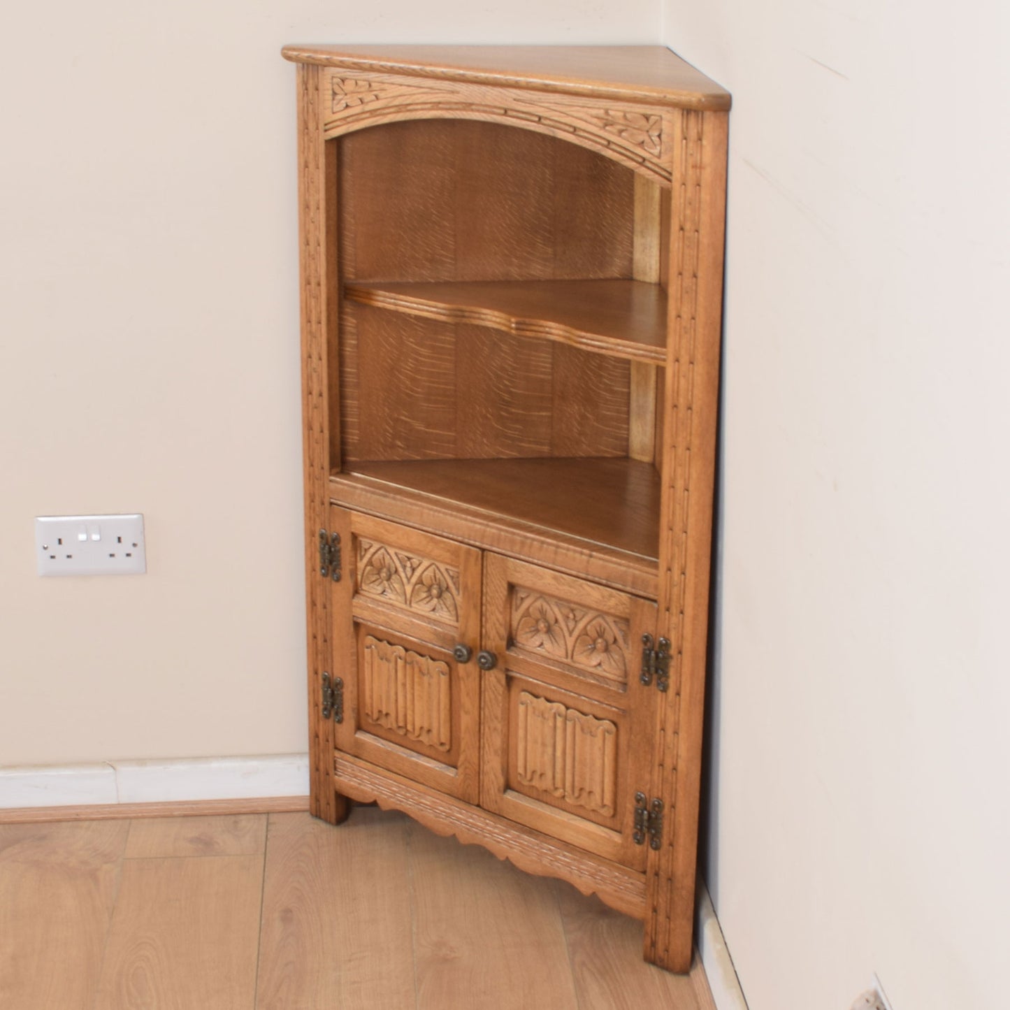 Small Old Charm Corner Unit