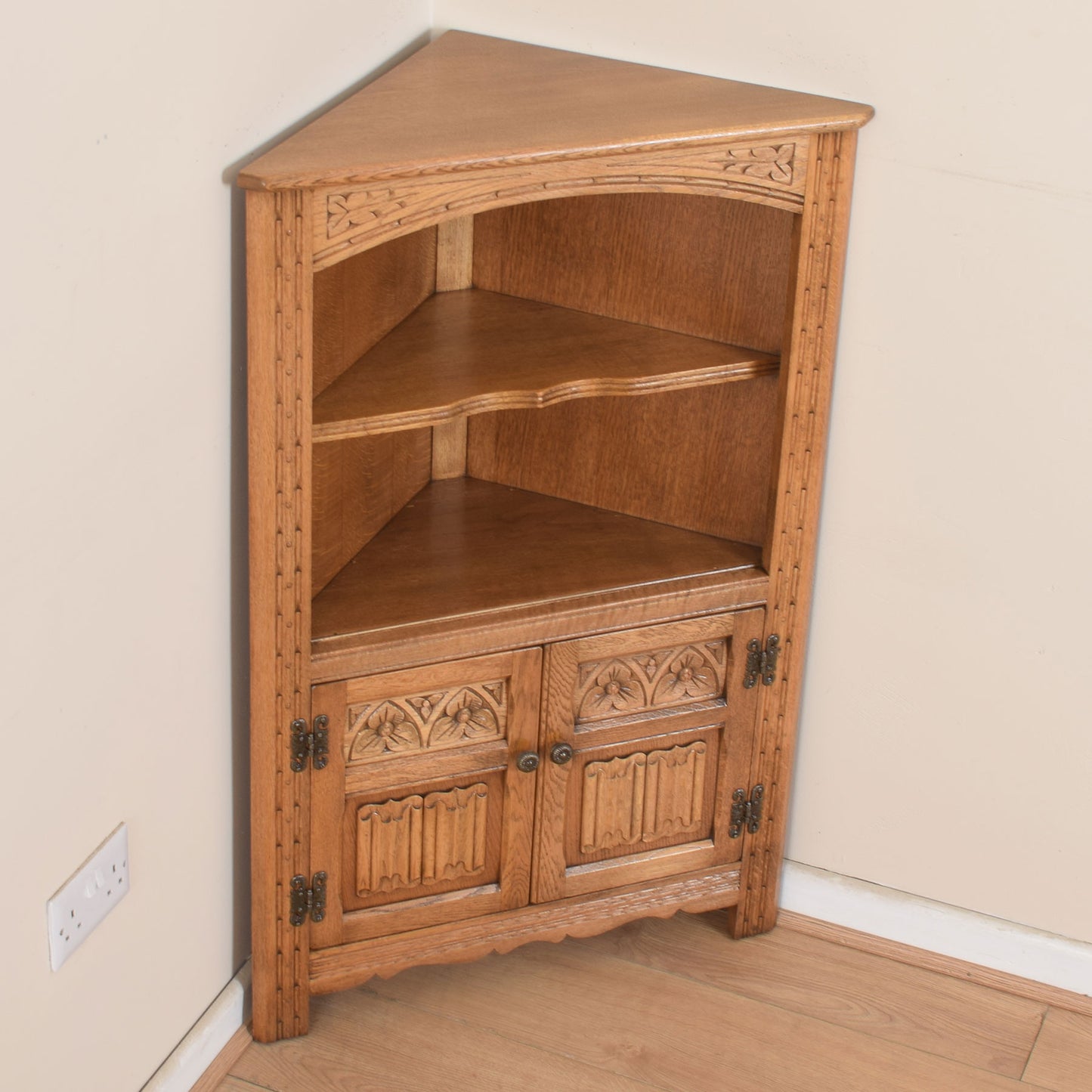 Small Old Charm Corner Unit