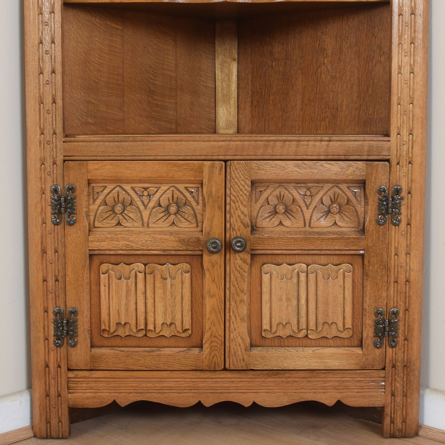 Small Old Charm Corner Unit