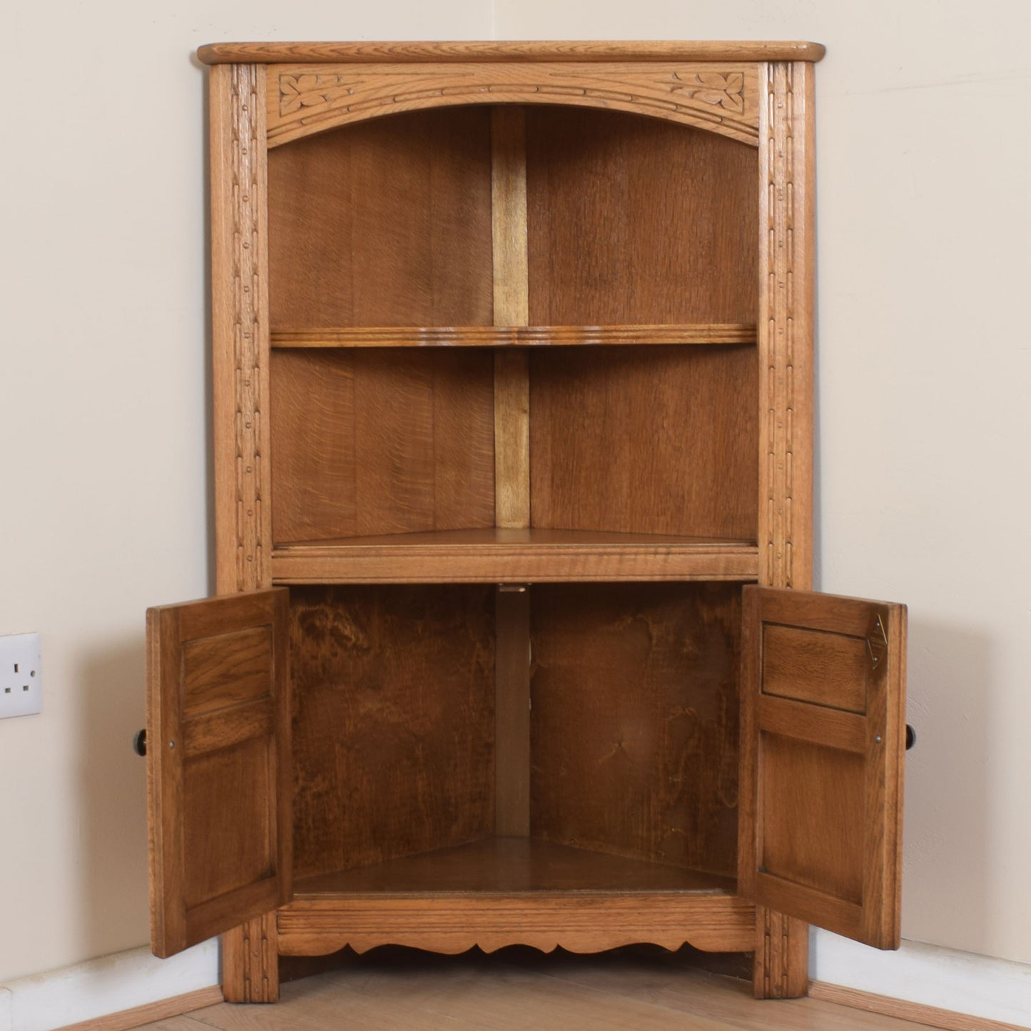 Small Old Charm Corner Unit