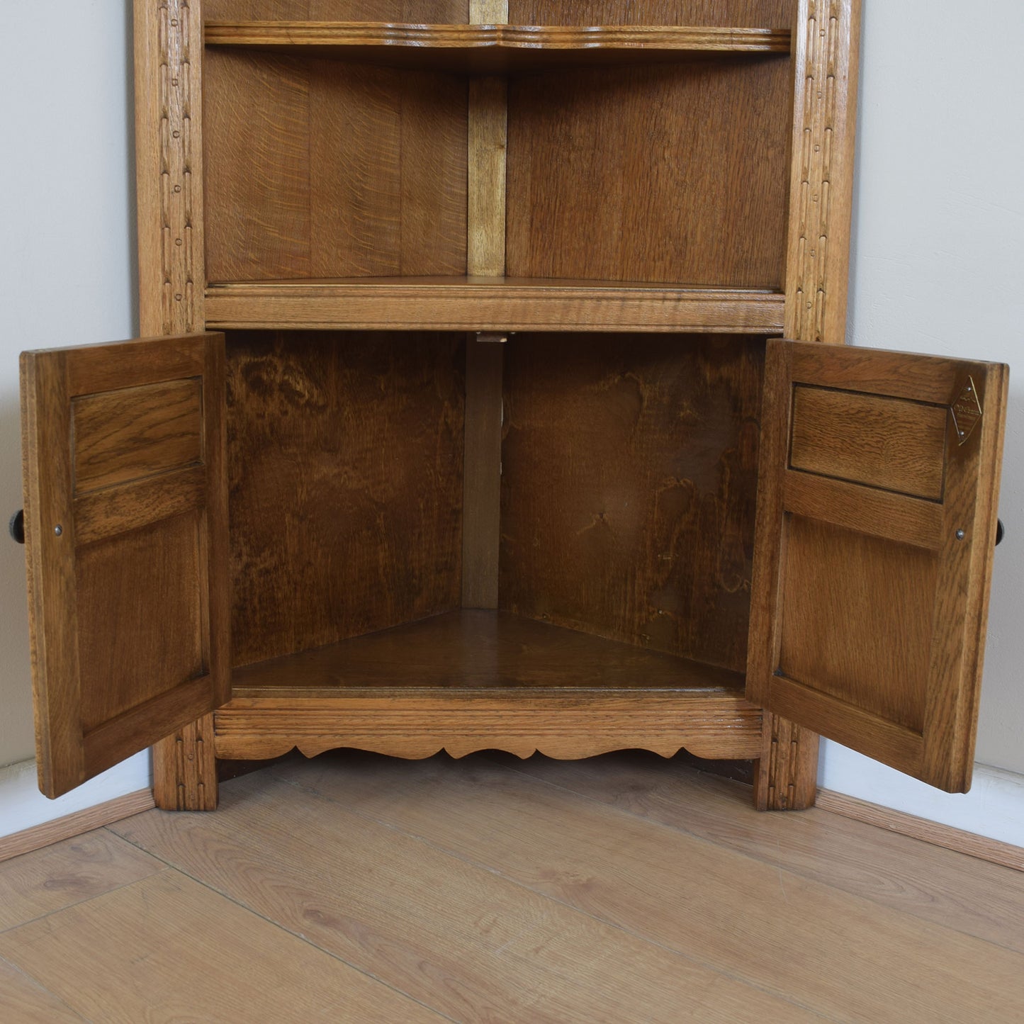 Small Old Charm Corner Unit