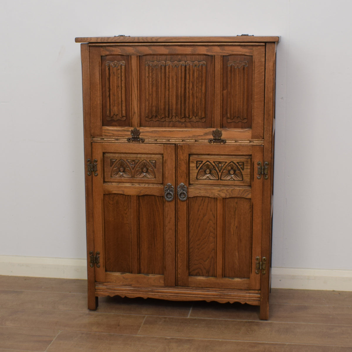 Old Charm Drinks Cabinet