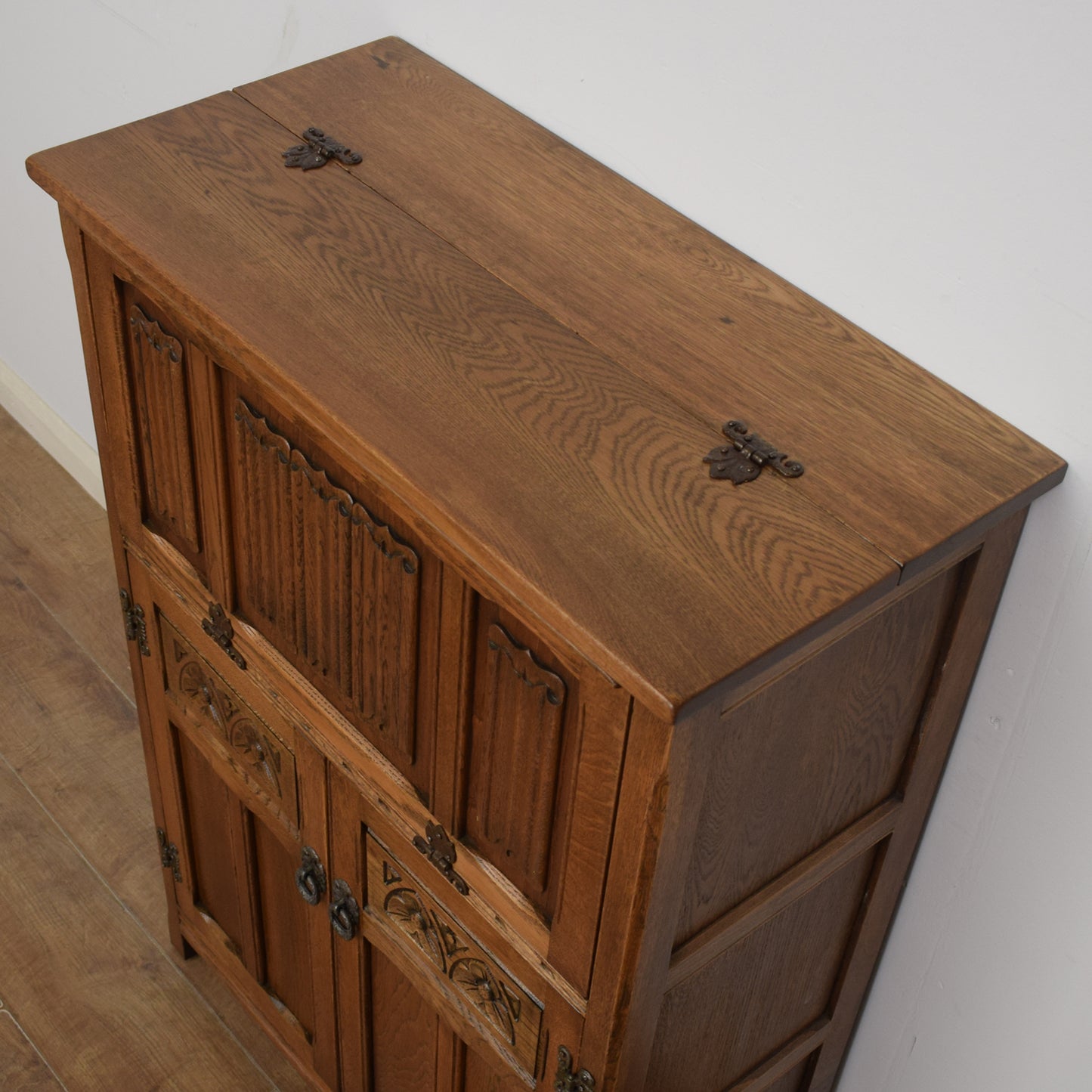 Old Charm Drinks Cabinet