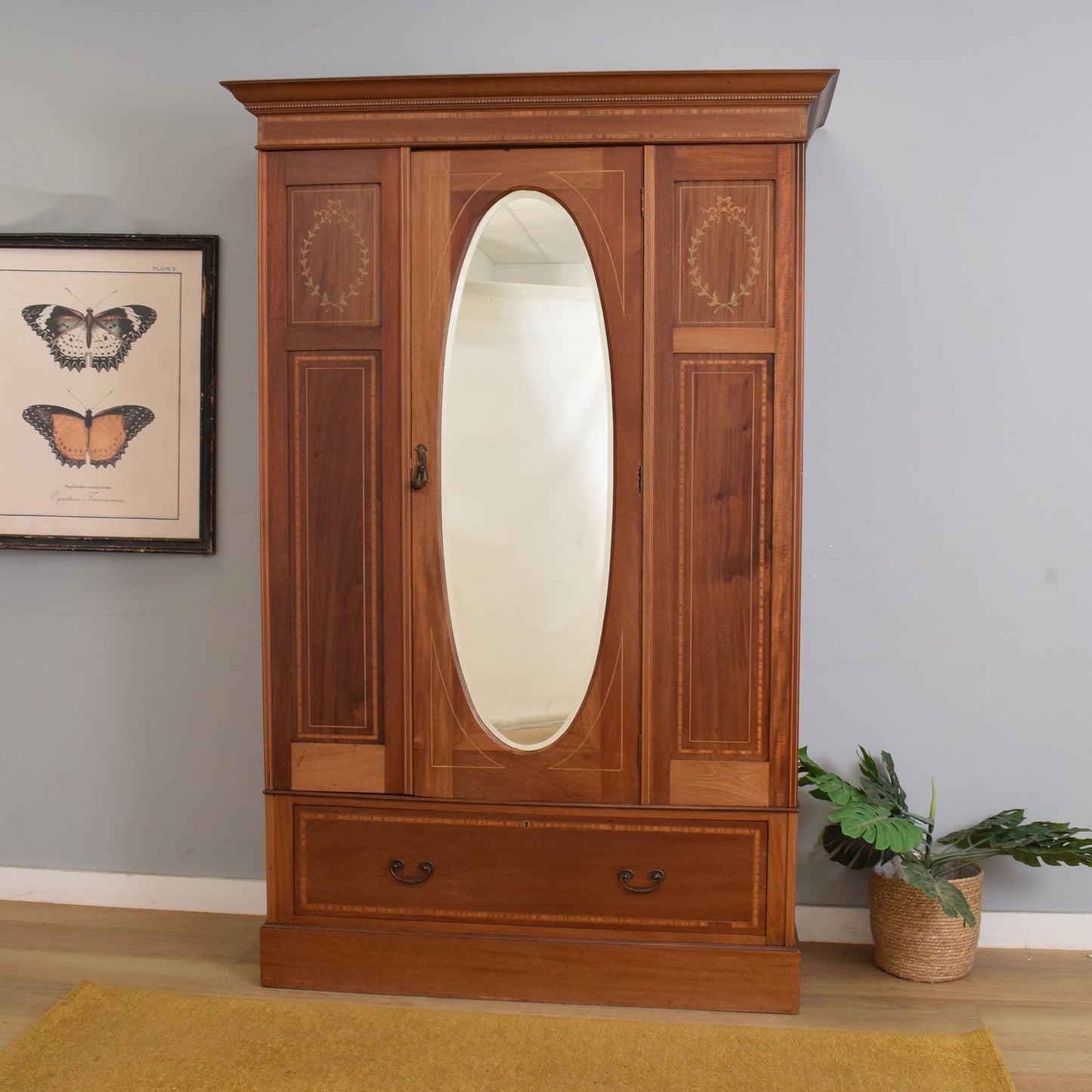Oval Mirrored Hallrobe