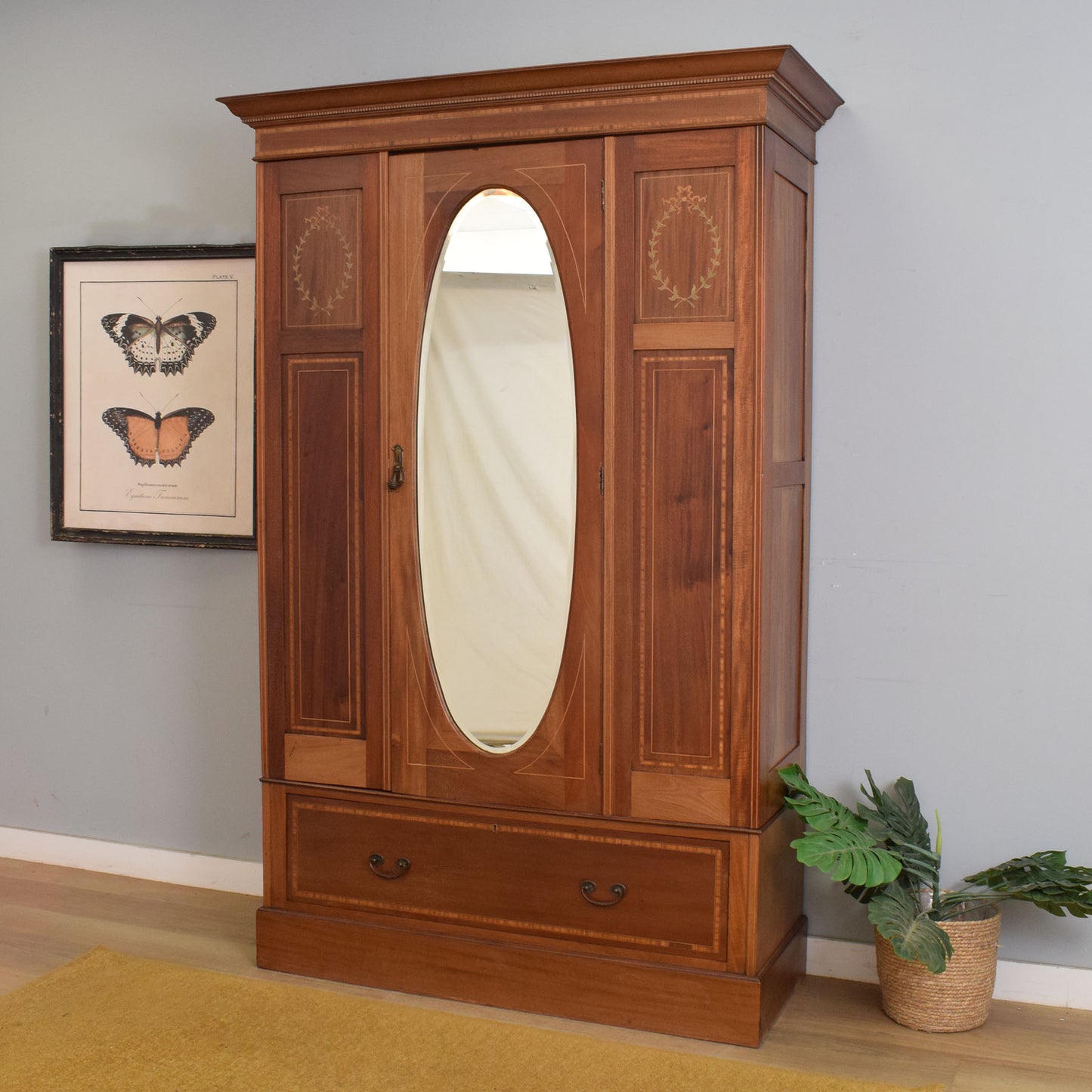 Oval Mirrored Hallrobe