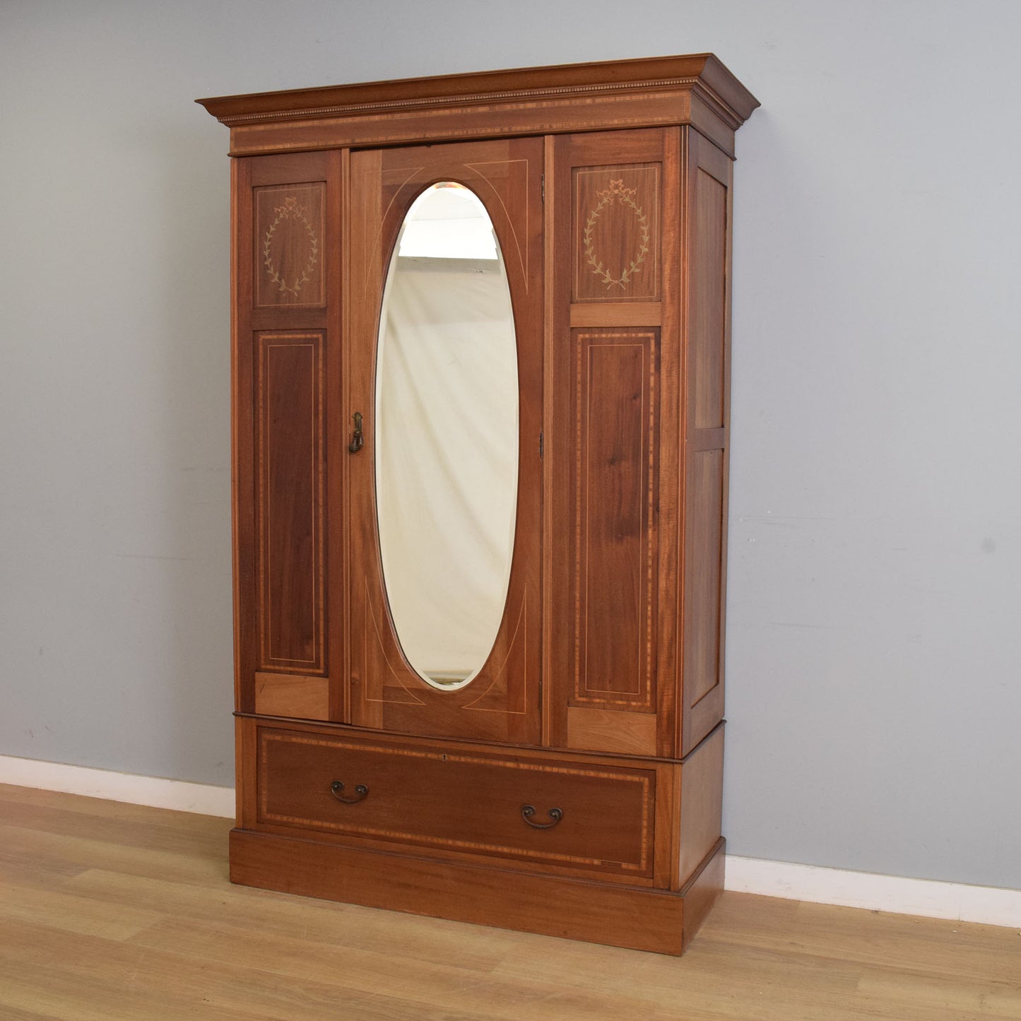Oval Mirrored Hallrobe