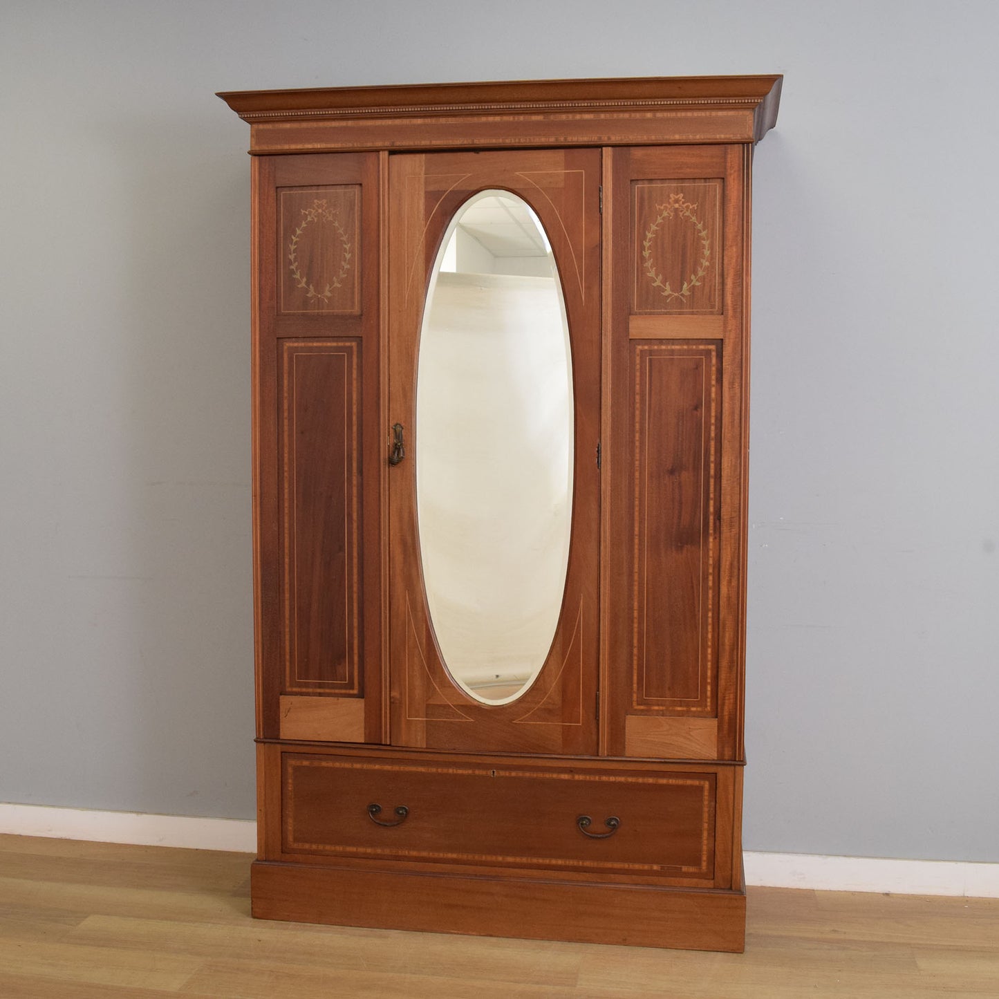 Oval Mirrored Hallrobe