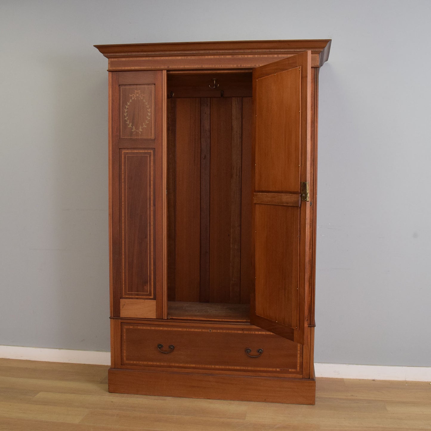 Oval Mirrored Hallrobe