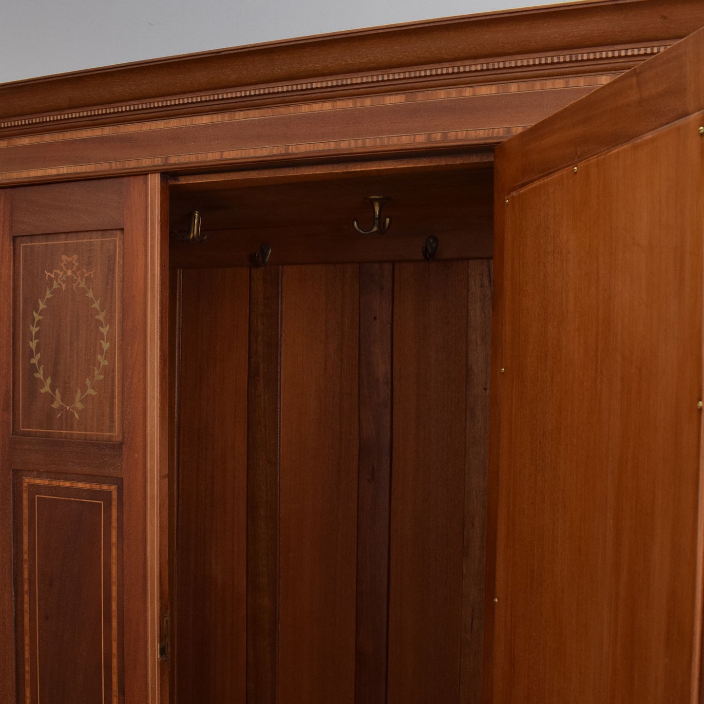 Oval Mirrored Hallrobe