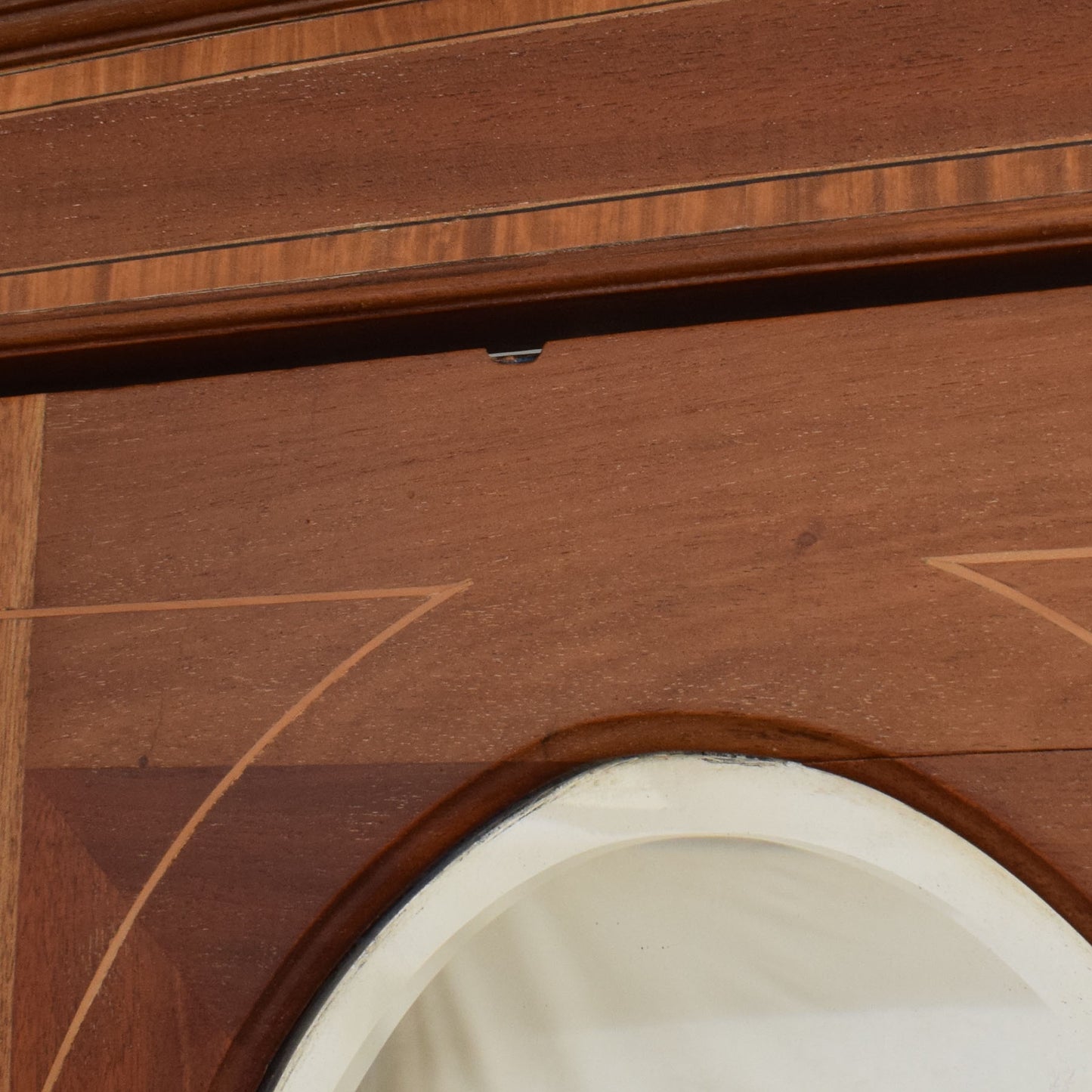 Oval Mirrored Hallrobe