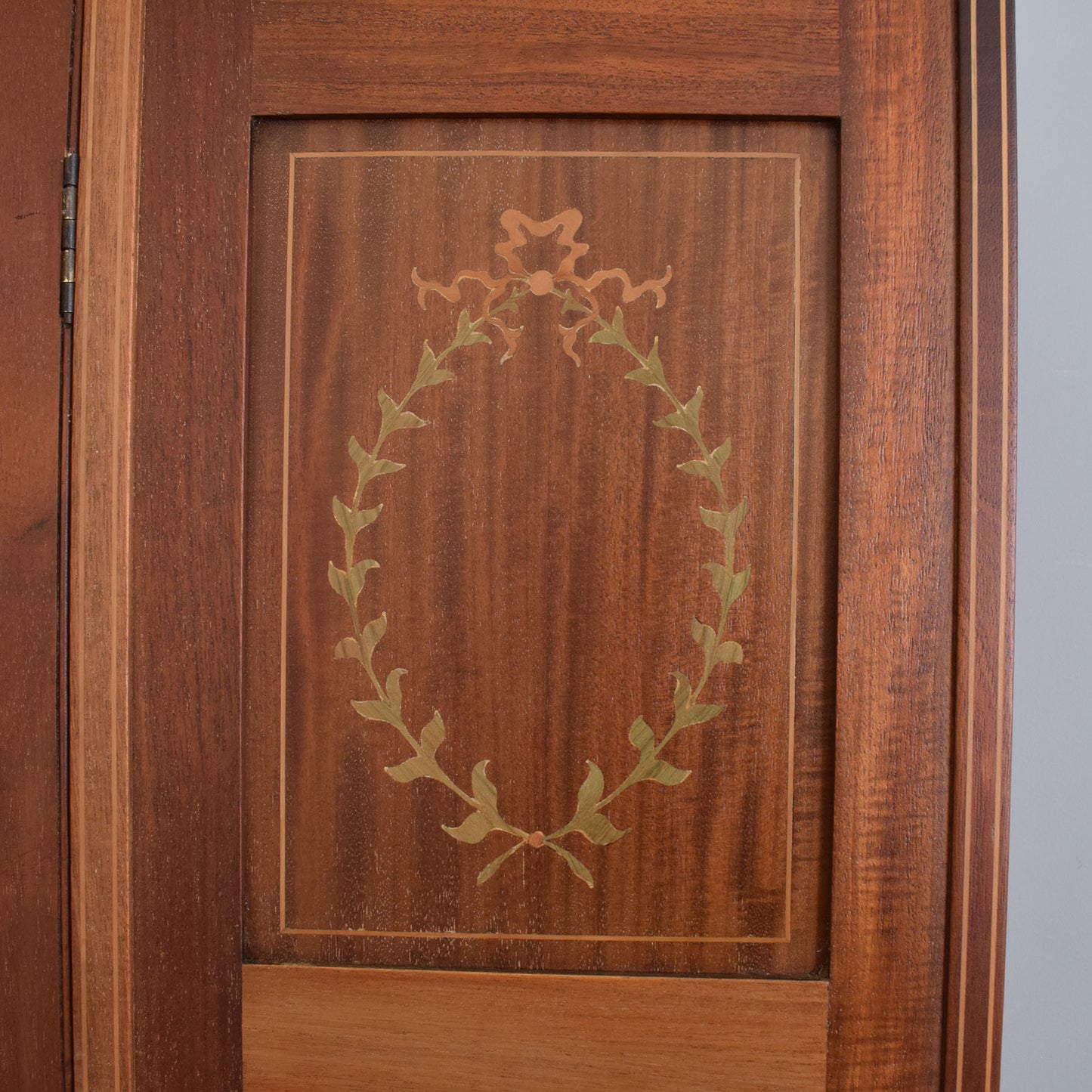 Oval Mirrored Hallrobe