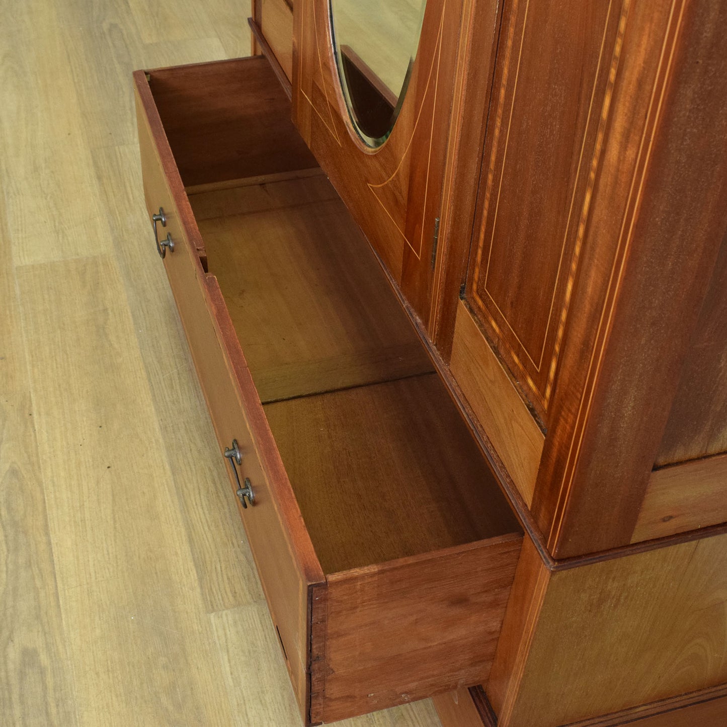 Oval Mirrored Hallrobe