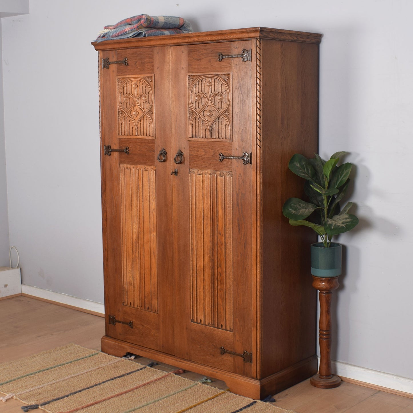 Oak Linenfold Wardrobe