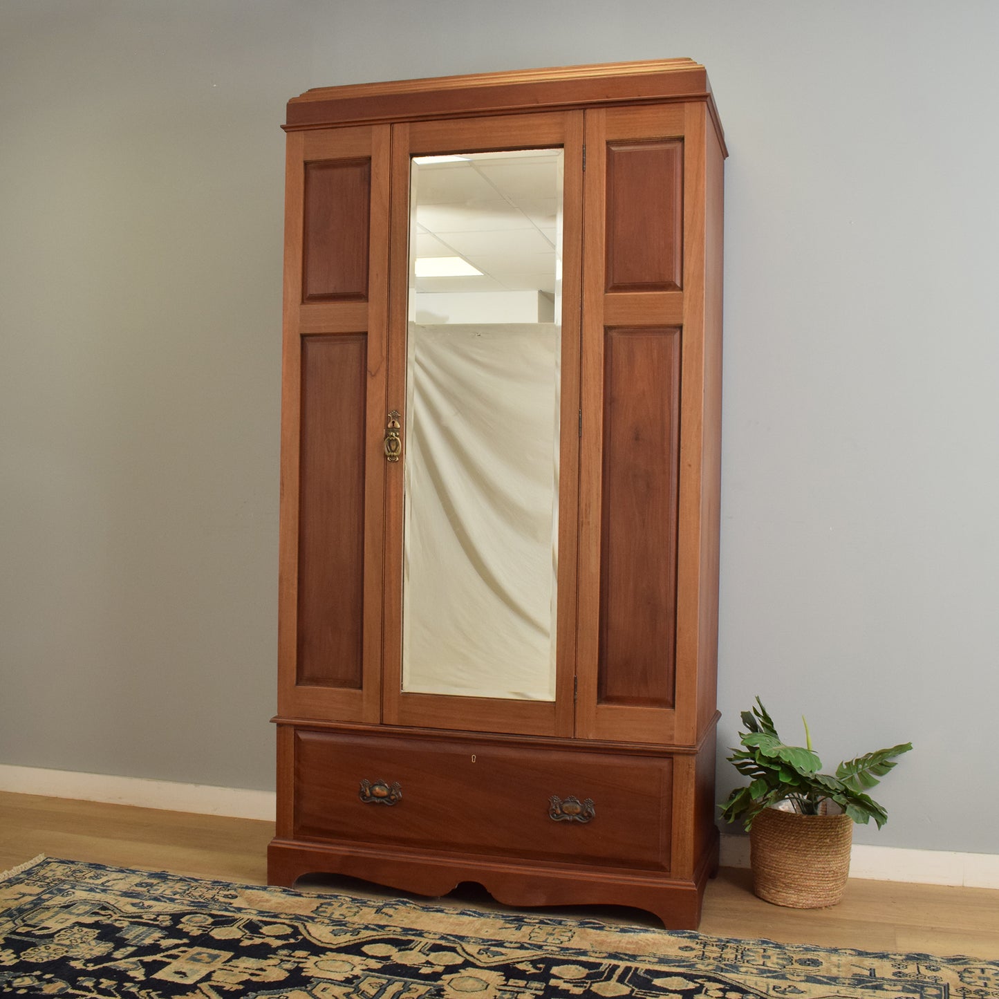 Mirrored Hallrobe