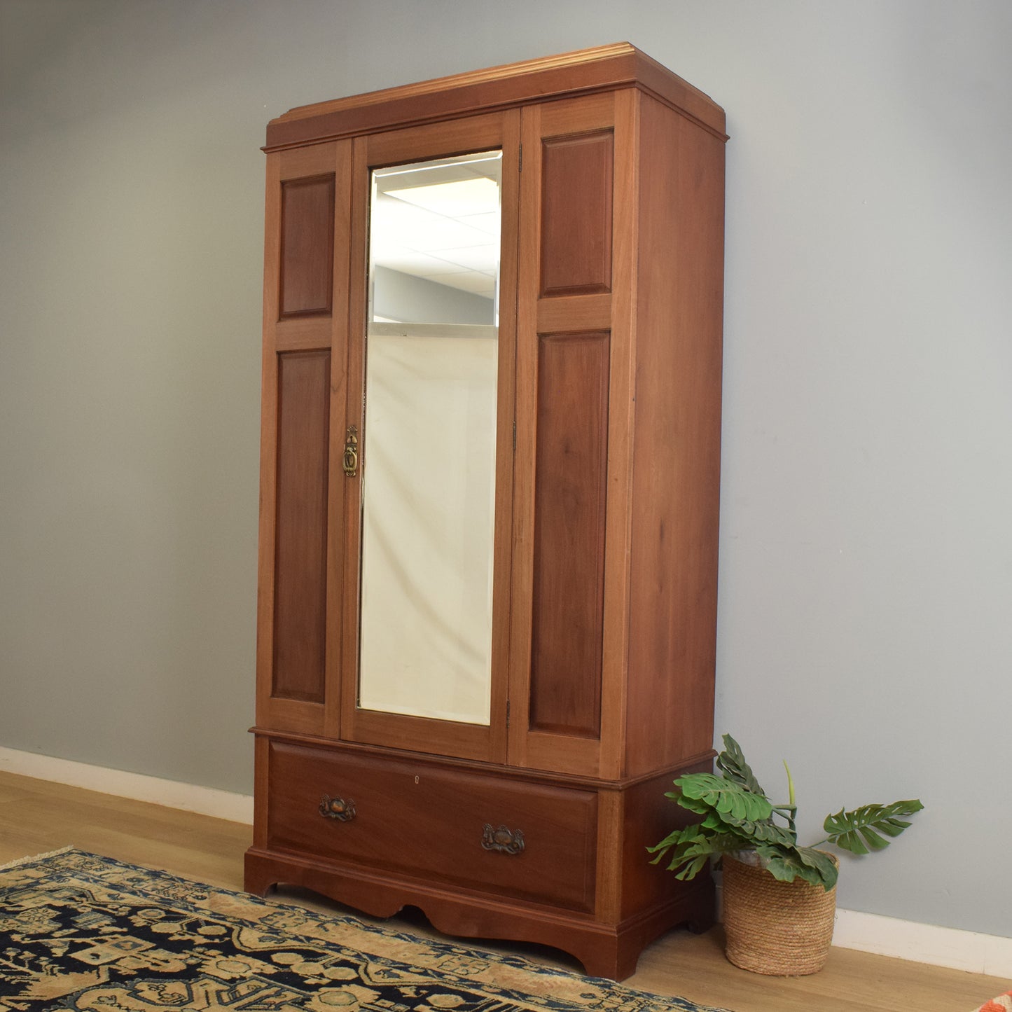 Mirrored Hallrobe