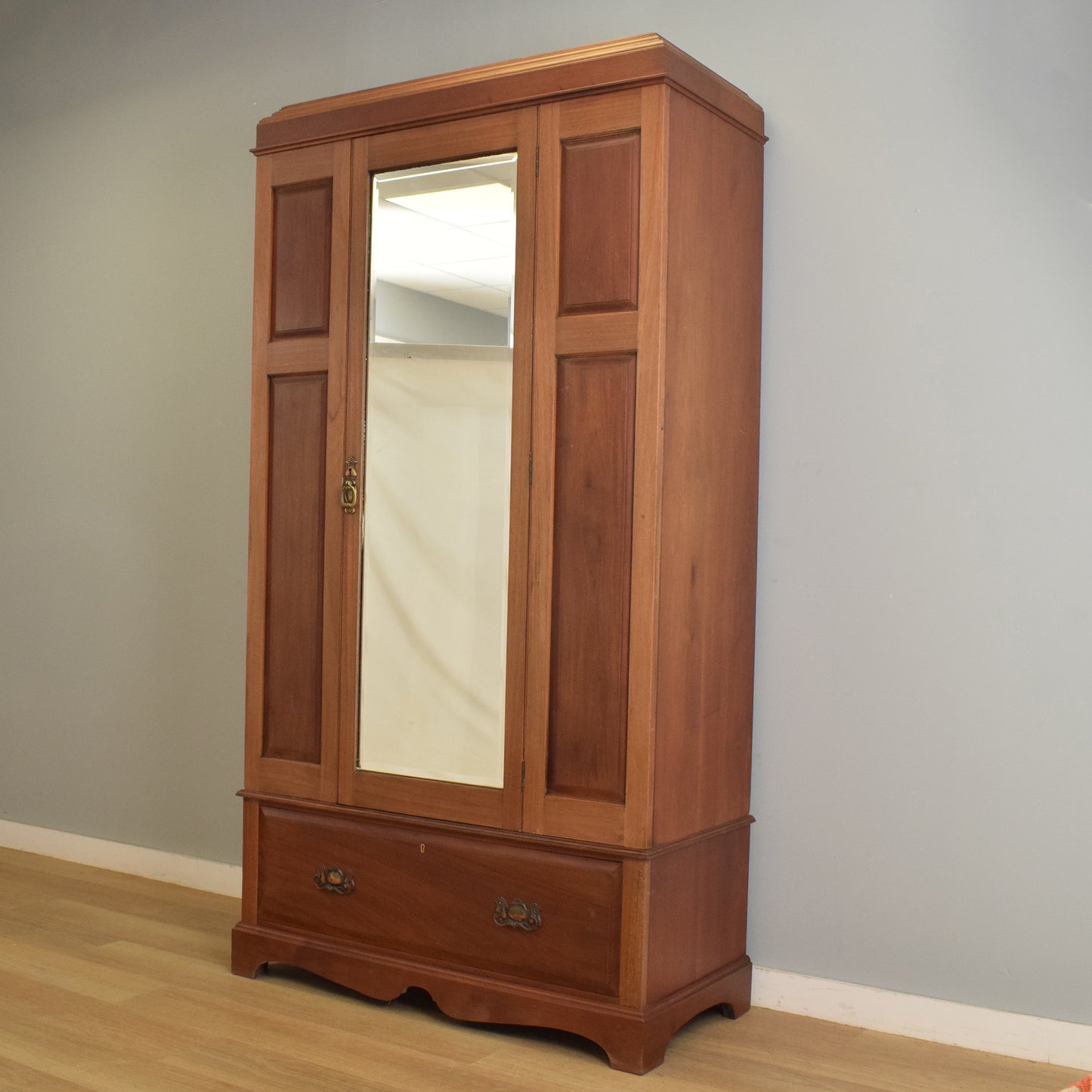 Mirrored Hallrobe