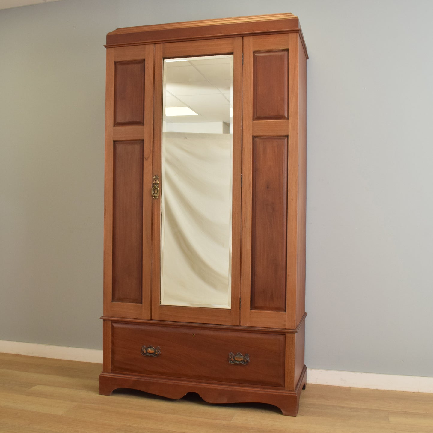 Mirrored Hallrobe