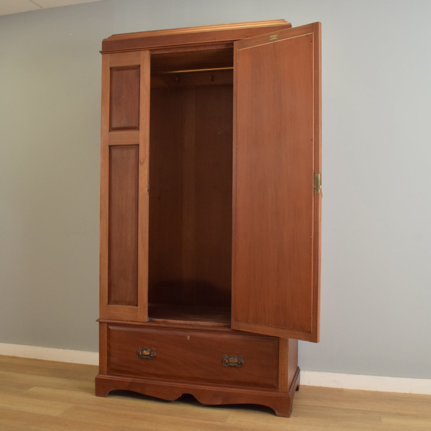 Mirrored Hallrobe