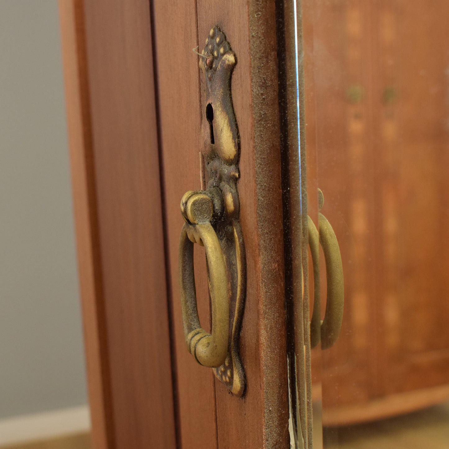 Mirrored Hallrobe