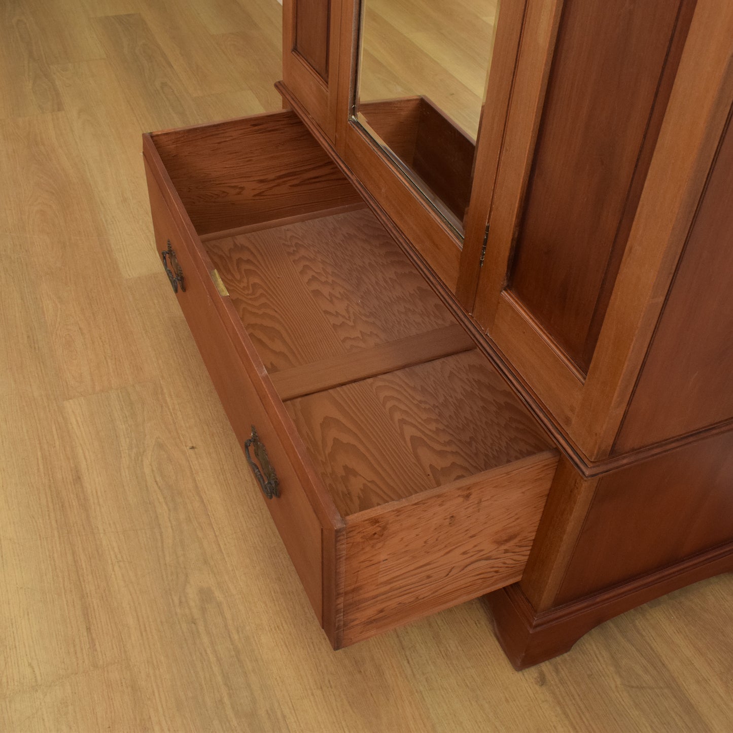 Mirrored Hallrobe